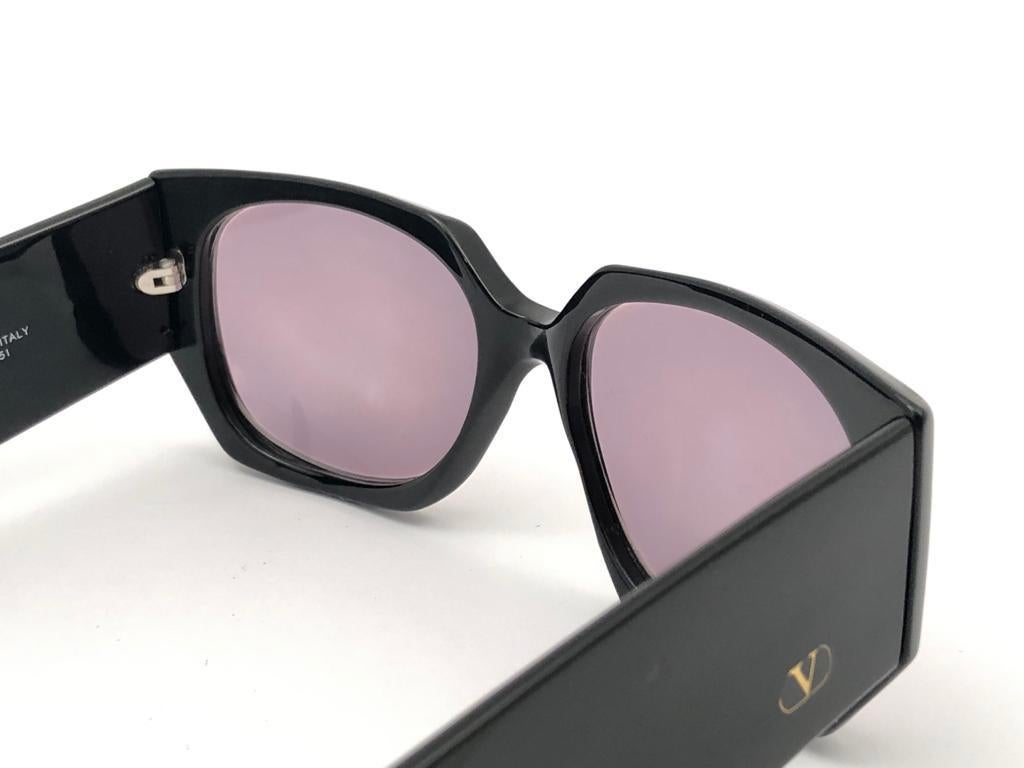 New Vintage Valentino 543 Black Sleek Mask Sunglasses 1980's Made in Italy For Sale 2
