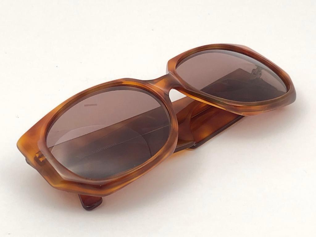 New Vintage Valentino 543 Tortoise Sleek Mask Sunglasses 1980's Made in Italy In New Condition In Baleares, Baleares