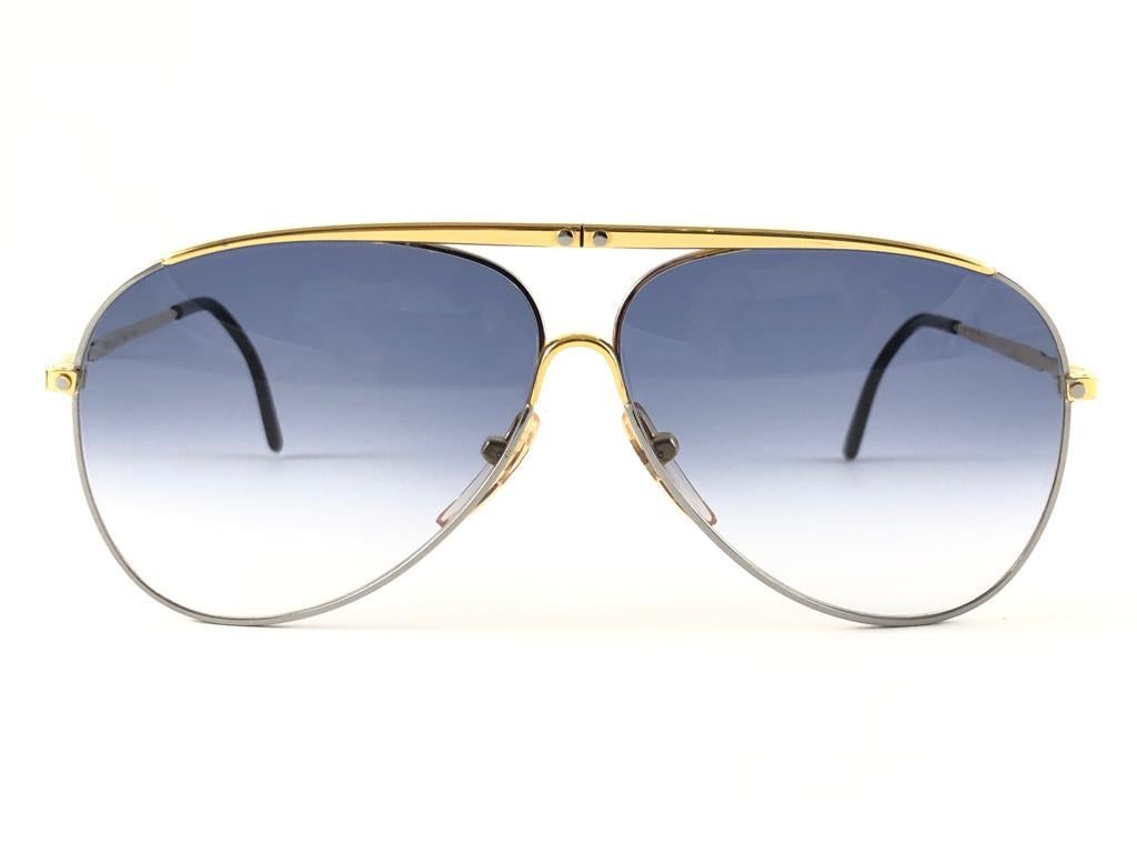 New Vintage Valentino aviator silver & gold frame. 
 
New never worn or displayed. 

This item could show minor sign of wear due to nearly 30 years of storage. 

Made in Italy.

FRONT  13.5 CMS
LENS HEIGHT 4.9 CMS
LENS WIDTH 5.6 CMS
TEMPLES 12.5