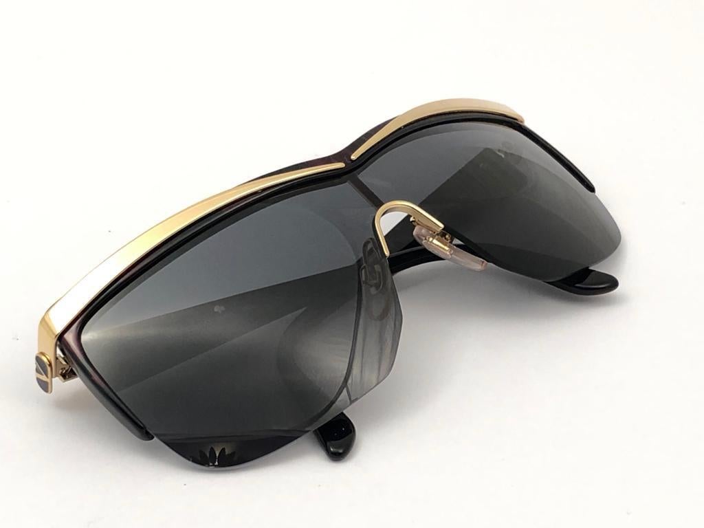 Femenino o masculino Nuevo Vintage Valentino V584 Gafas de sol de máscara sobredimensionada años 80 Made in Italy en venta