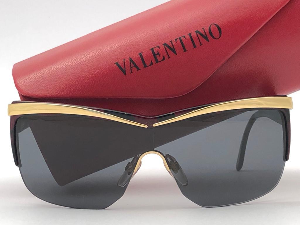New Vintage Valentino mask style  oversized frame. 
 
New never worn or displayed. 

This item could show minor sign of wear due to nearly 30 years of storage. 

Original Valentino hard case.

Made in Italy.

Front : 14 cms 

Lens Height : 5 cms 

