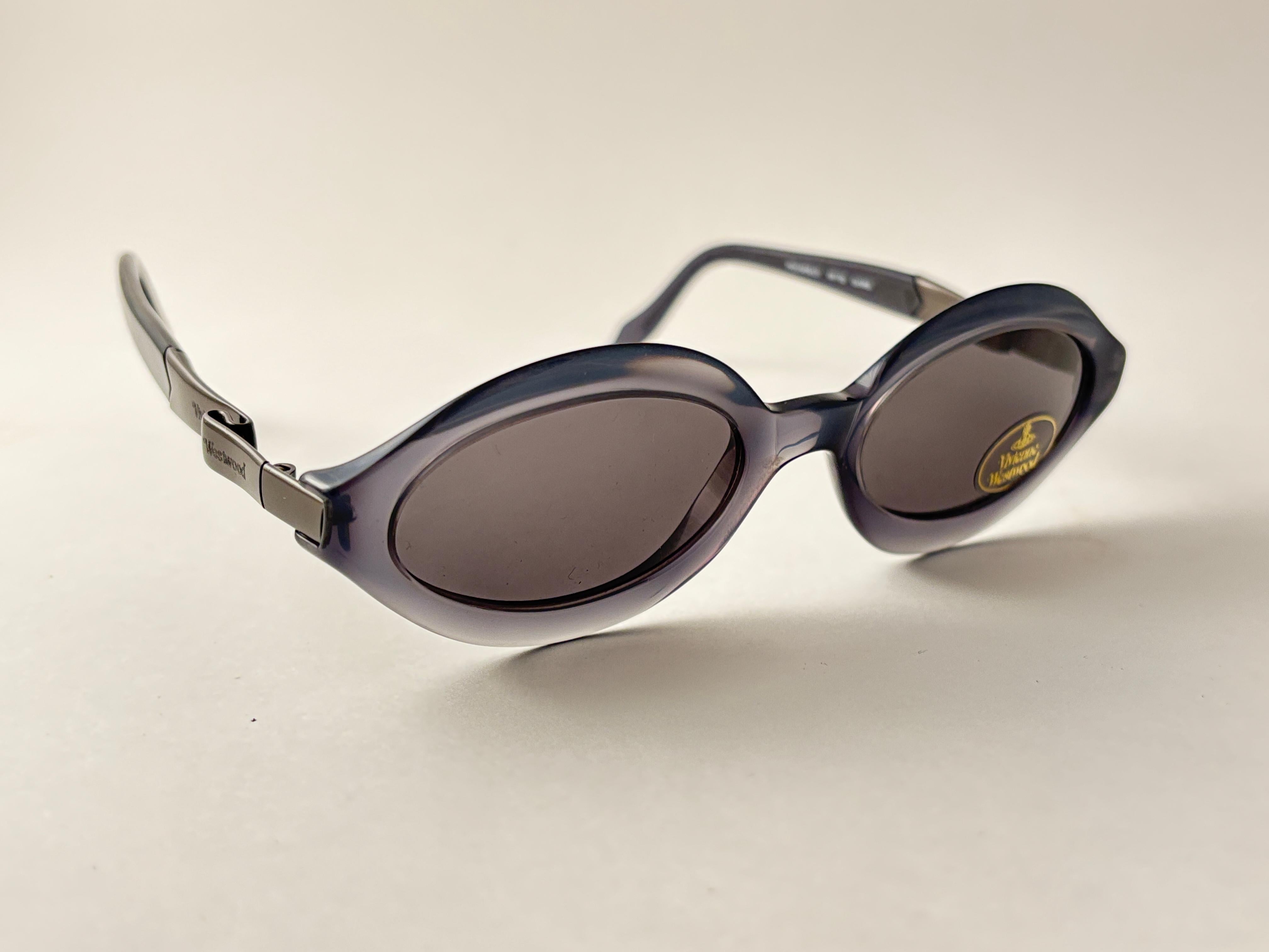 New Vintage Vivienne Westwood Sunglasses

Produit et Design/One au début des années 2000.



Il présente une légère usure due à 40 ans de stockage.

Devant : 13,5 cm

Hauteur de l'objectif : 3,2 cm

Largeur de l'objectif : 5 cm

Temples : 13 Cms



