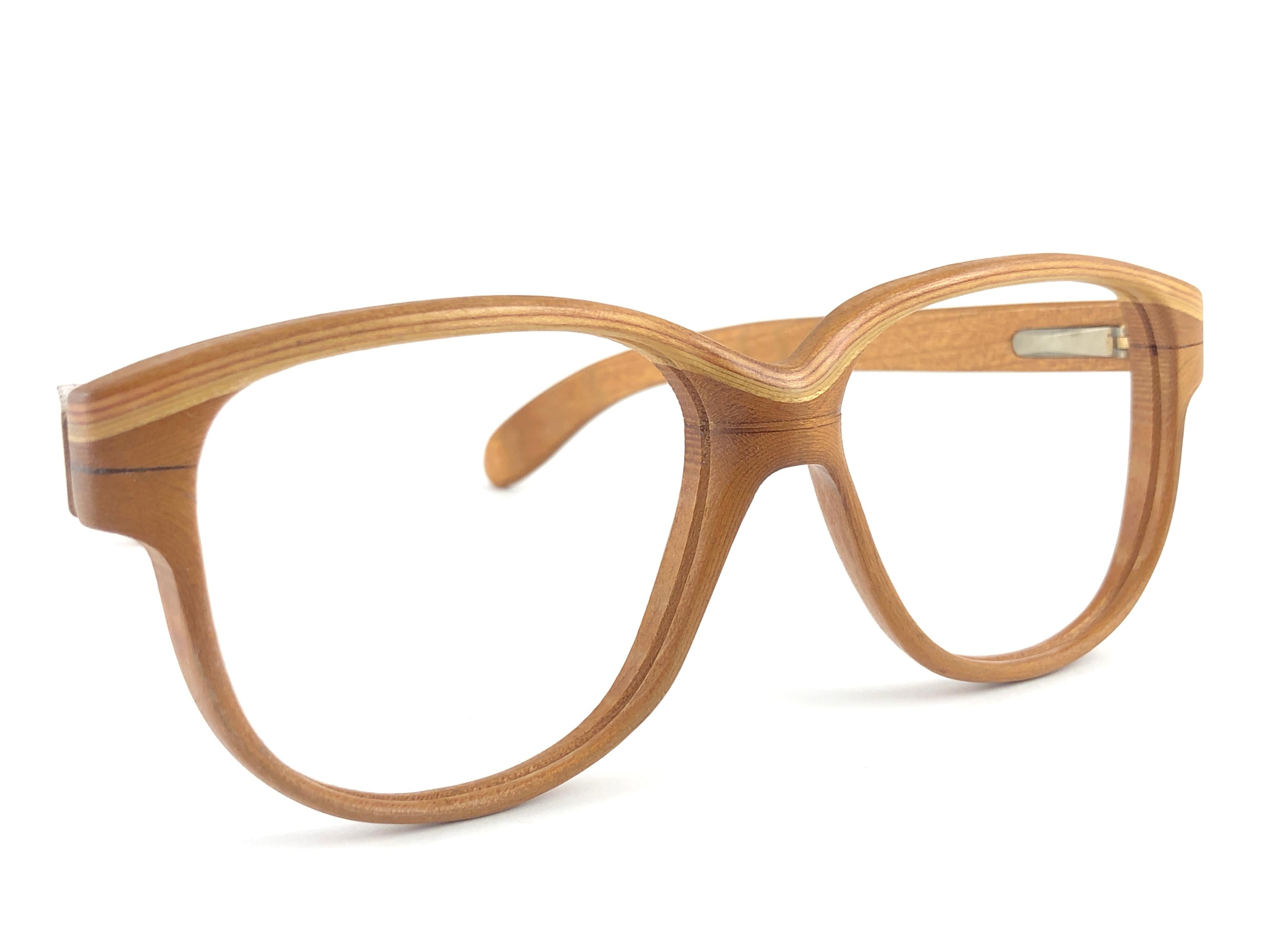 New Vintage Wood Look Paris genuine wood frame perfect for any prescription lenses, also great pair to wear as a sunglasses. 
The spring hinge makes them very confortable to wear.

New, never worn or displayed. This pair may have minor sign of wear
