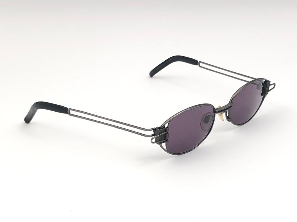 Kultdesigner Yohji Yamamto hat diese ultra-schicke Sonnenbrille in dunklem Silber entworfen.   

Makellos mittelgrau  linsen.  Hervorragende Qualität und Design. Originalgehäuse.

Dieser Artikel weist geringe lagerungsbedingte Gebrauchsspuren auf.