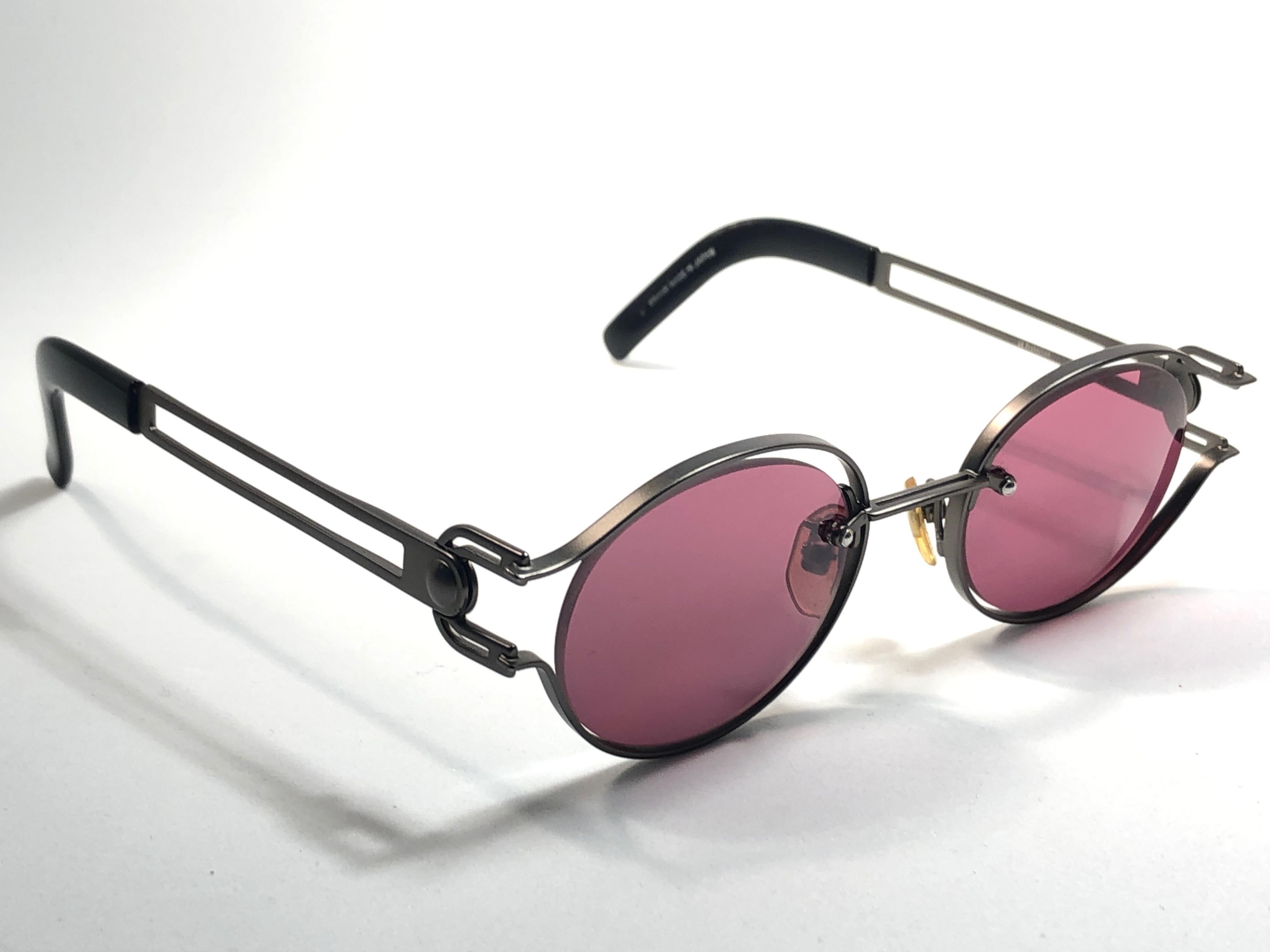 Le créateur culte Yohji Yamamto a signé cette paire de lunettes de soleil ultra chic au design argenté mat.   

Verres gris moyen sans tache.  Qualité et conception supérieures. Boîtier original. 

Cet article présente des signes mineurs d'usure dus