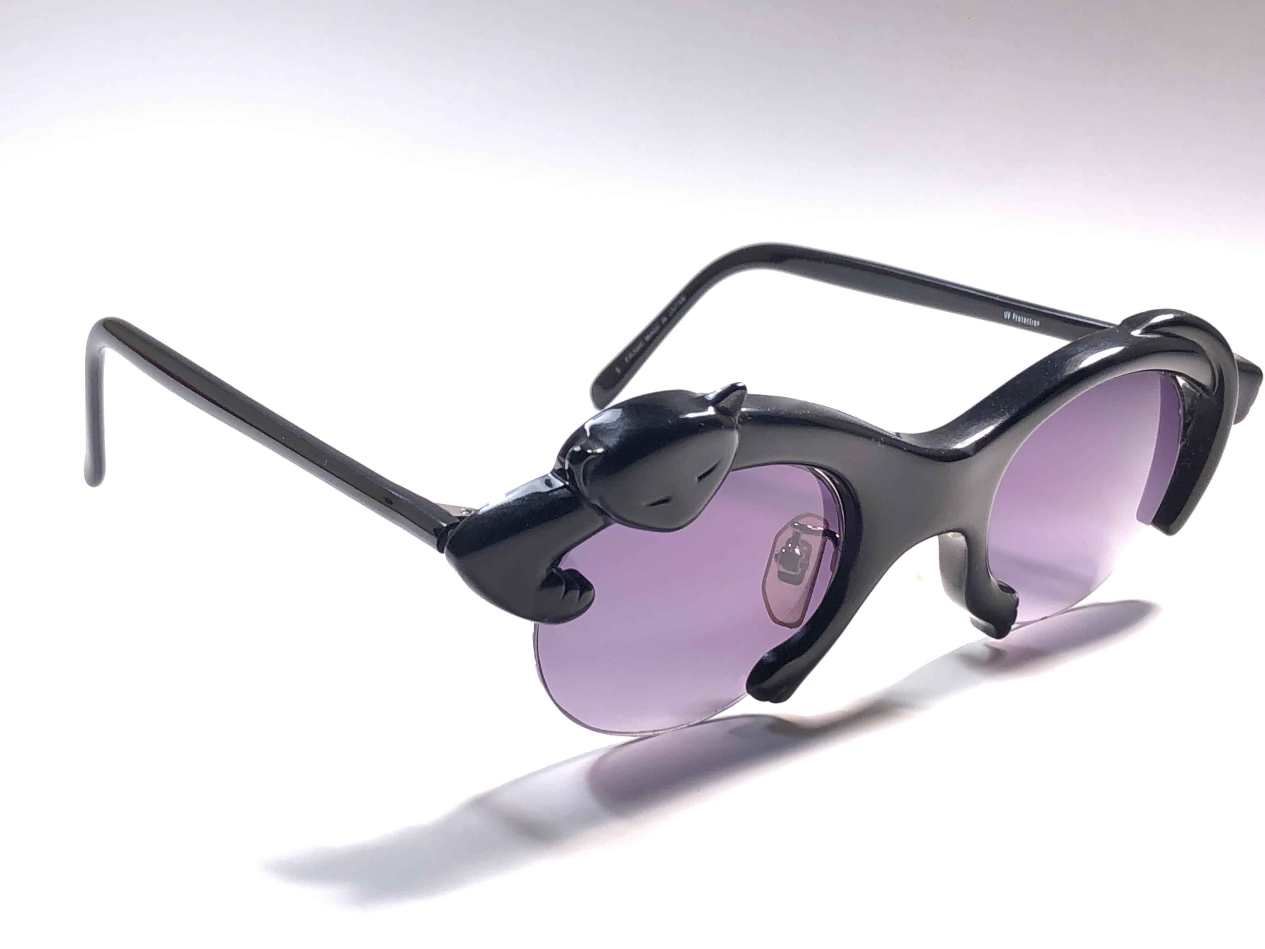 Kultdesigner Yohji Yamamto hat diese ultra-schicke Sonnenbrille mit Panther-Motiv entworfen.   

Makellos mittelgrau  linsen.  Hervorragende Qualität und Design.   

Dieser Artikel weist geringe lagerungsbedingte Gebrauchsspuren auf. Hergestellt in