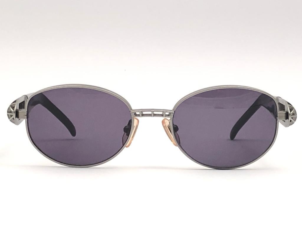 Cult designer Yohji Yamamto signed this ultra chic pair dark silver designed sunglasses.   

Spotless medium grey  lenses.  Superior quality and design. 

This item show minor sign of wear due to storage. Made in japan.

Front : 13 cms

Lens Height