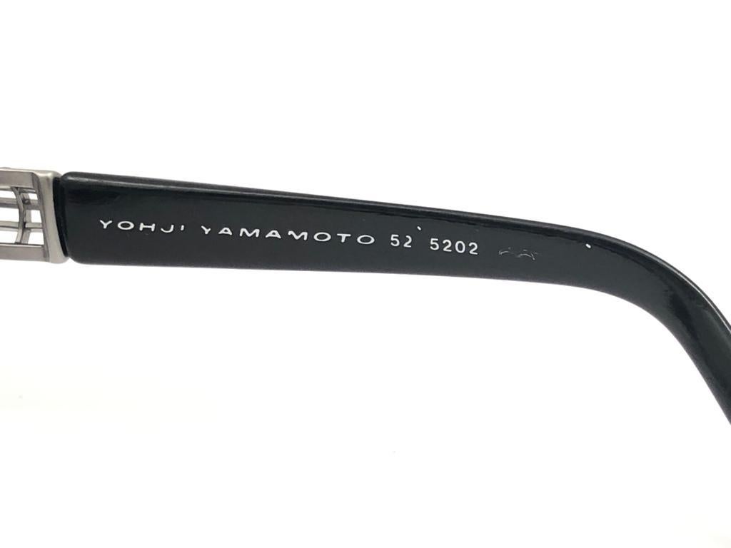 Neu, Vintage Yohji Yamamoto 52 5202, Silber, Schwarz  1990er Jahre Hergestellt in Japan Sonnenbrille für Damen oder Herren im Angebot