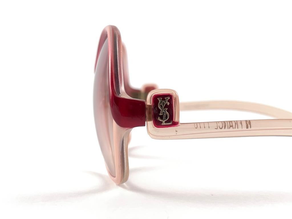 New Vintage Yves Saint Laurent Butterfly Pink & Burgundy 70's France Sunglasses  In New Condition For Sale In Baleares, Baleares