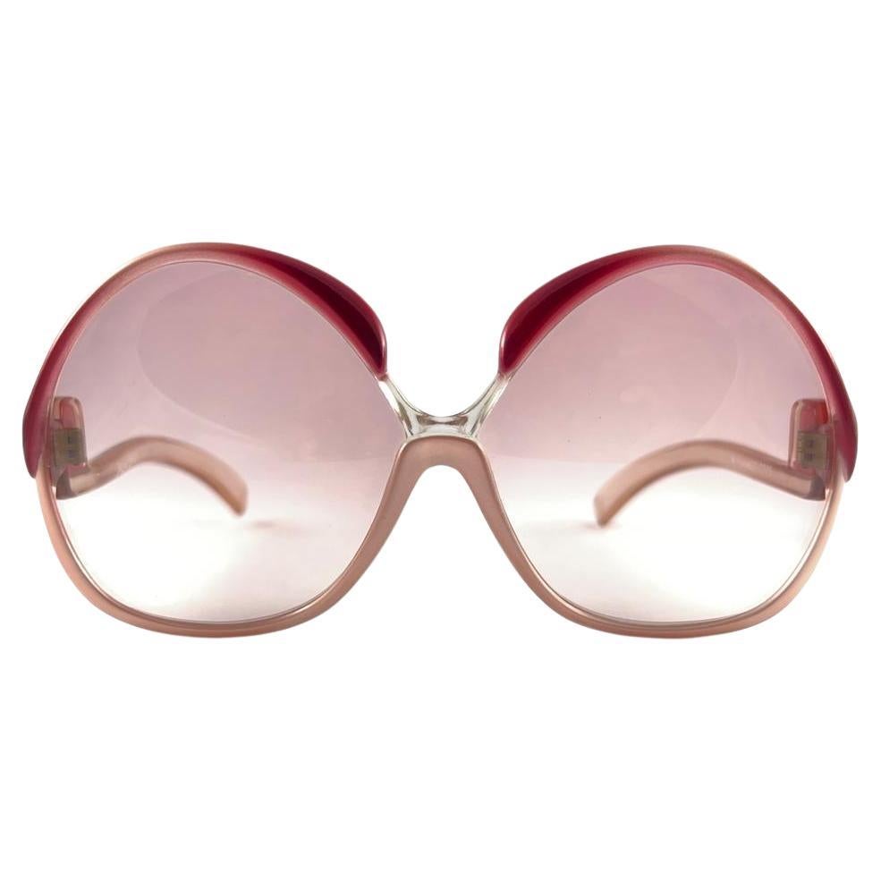 Neu Vintage Yves Saint Laurent Schmetterlingsrosa & Burgunderfarbene 70er Jahre Frankreich Sonnenbrille  im Angebot