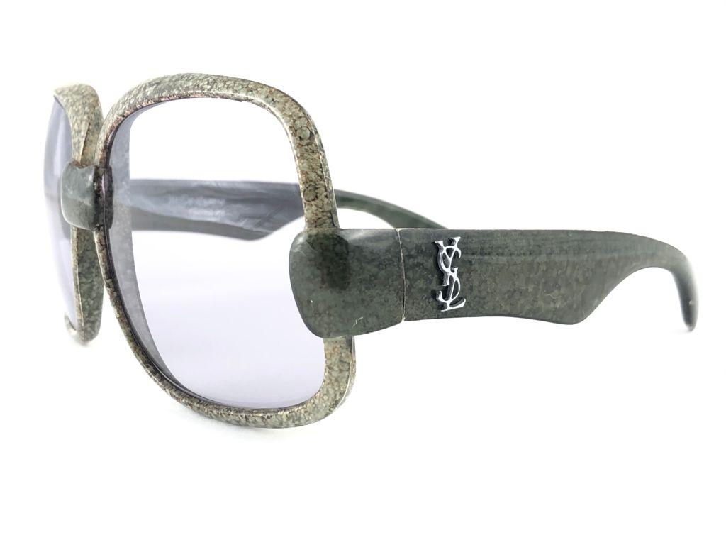 



Beautiful and stylish vintage new Yves Saint Laurent 1970’s Oversized  sunglasses in a jaspe marble green frame. Spotless pair of light grey lenses.
New! never worn or displayed. This pair may show minor sign of wear due to storage.


This pair