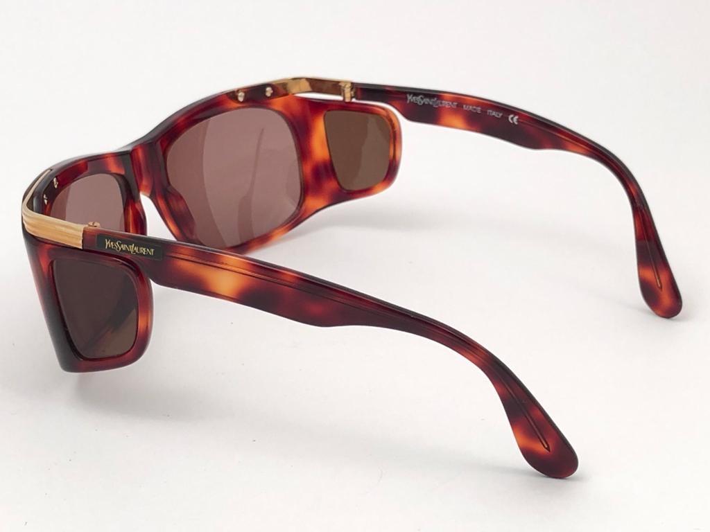 New Vintage Yves Saint Laurent YSL 6517 Tortoise and Gold France Sunglasses In New Condition In Baleares, Baleares