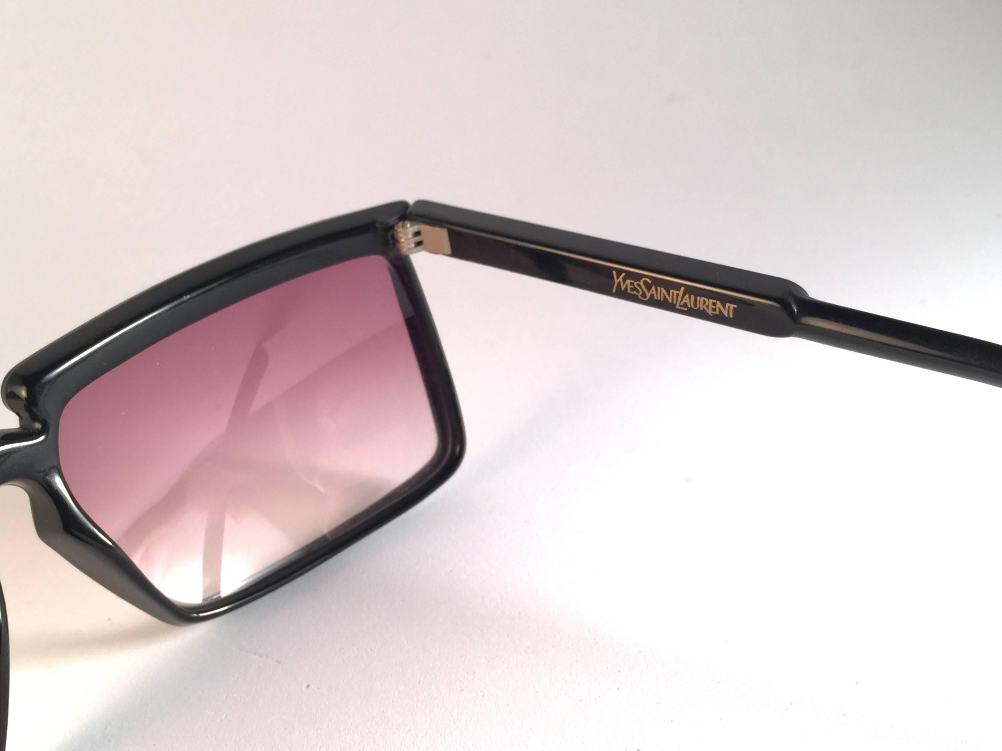 Neu Vintage Yves Saint Laurent YSL 7951 1980 Frankreich Sonnenbrille für Damen oder Herren im Angebot