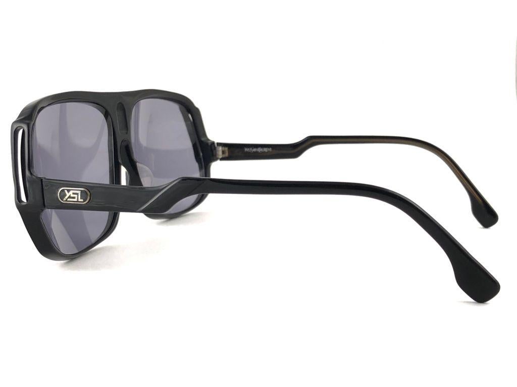 
Schöne und stilvolle YSL-Sonnenbrille. 
Dieses Paar zeigt geringe Abnutzungserscheinungen durch die Lagerung, bitte studieren Sie die Bilder. 
Eine großartige Gelegenheit, einen einzigartigen und dennoch zeitlosen Look zu erzielen.

VORDERSEITE: