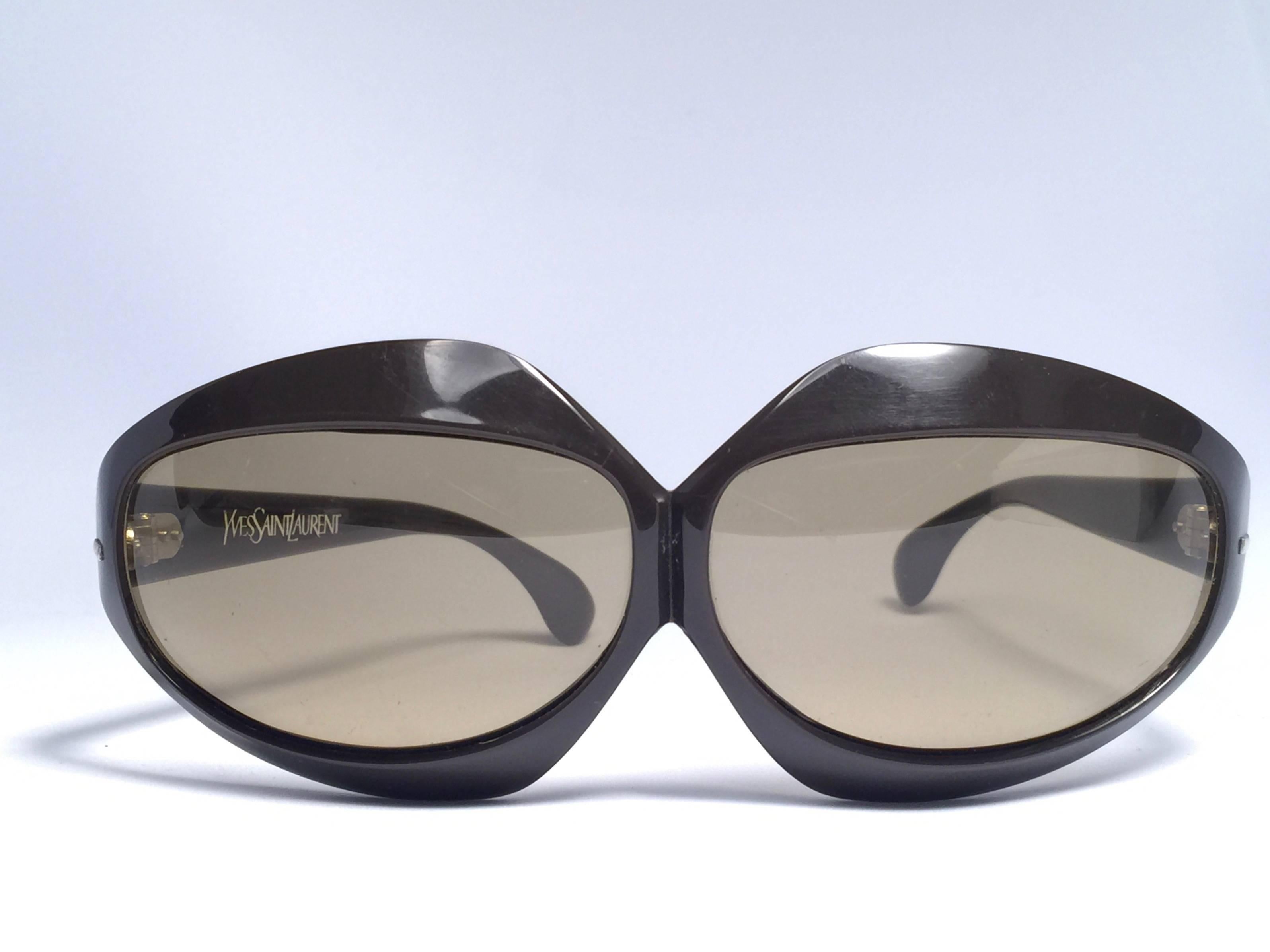 
Beautiful and stylish vintage new Yves Saint Laurent 1970’s Oversized sunglasses in a translucent frame & jaspe translucent temples. 
Spotless pair of light gradient lenses. 
New! never worn or displayed. Flawless pair!!!   
Comes with its original