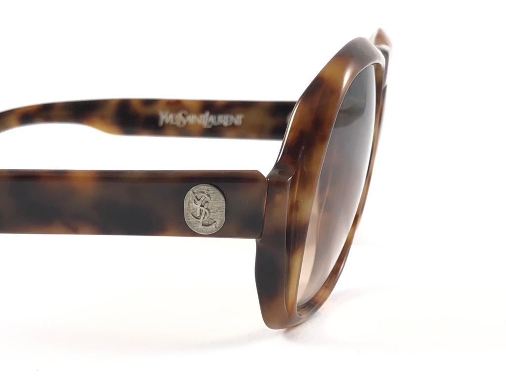 New Vintage Yves Saint Laurent YSL Oversized Tortoise 1980'S France Sunglasses In New Condition For Sale In Baleares, Baleares