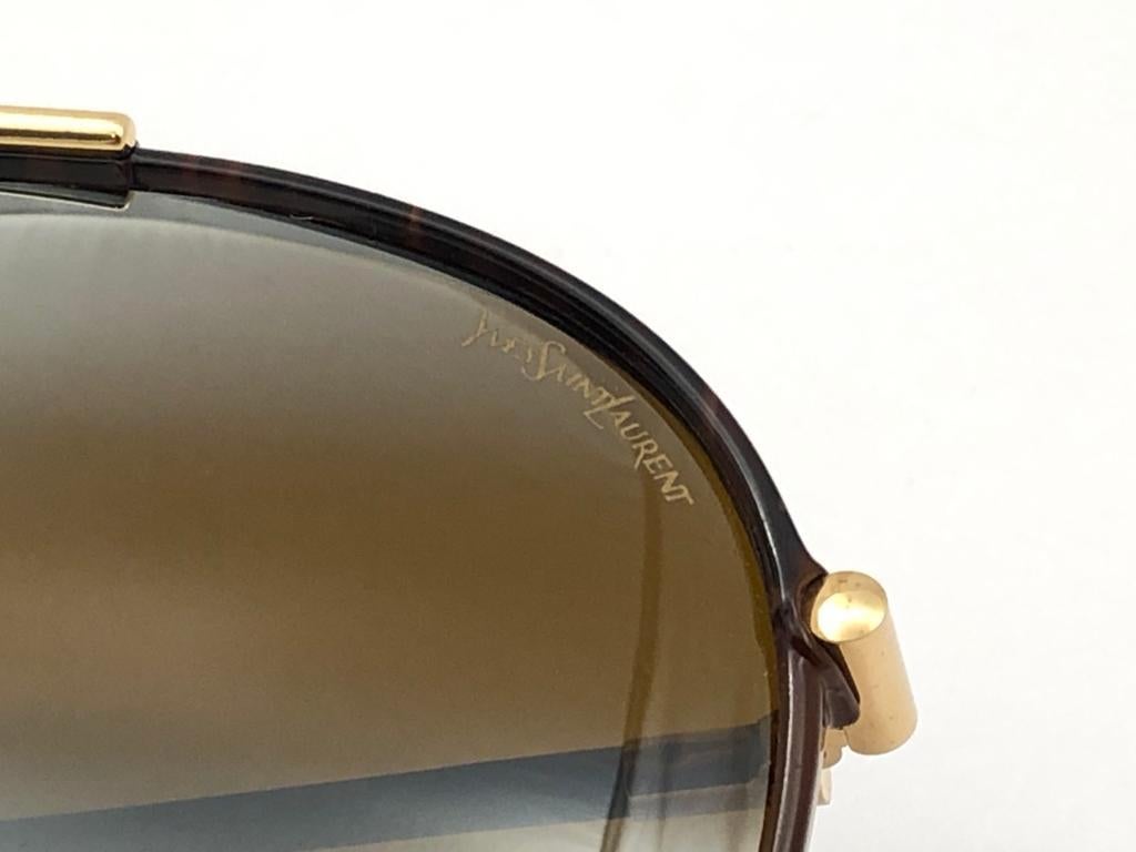 
Beautiful and stylish YSL sunglasses. 
This pair show minor sign of wear due to storage, Please study the pictures. 
A great opportunity to achieve a unique and yet timeless look.

FRONT : 15 CMS

MONO LENS : 14.5 CMS