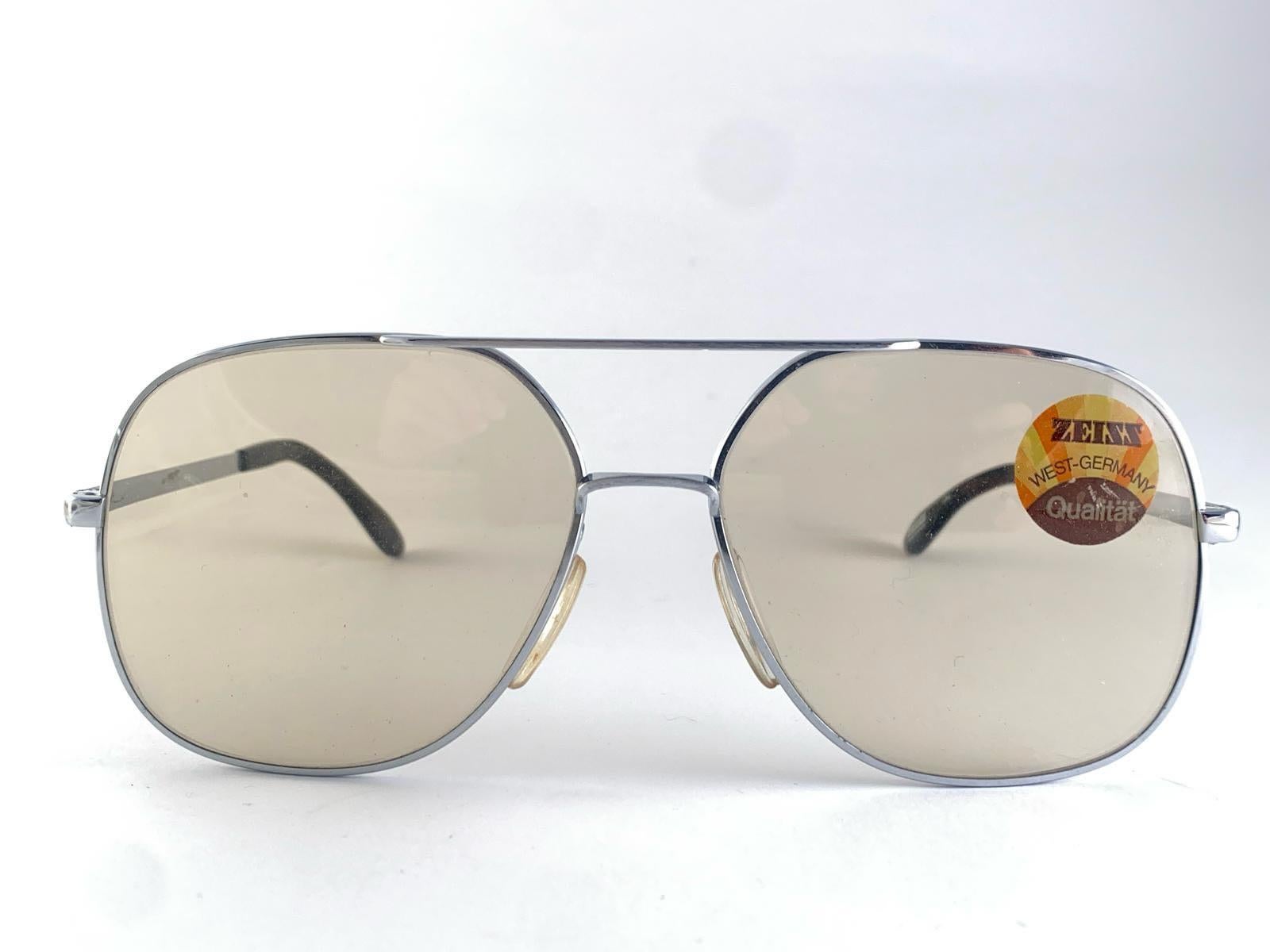 
Vintage Sonnenbrille von Zeiss 6093 Handwerkskunst und Design in einem starken und funktionellen Rahmen.
Übergroßer silberner Rahmen, der ein makelloses Paar mittelbrauner Gläser hält.



Hergestellt in Westdeutschland


Vorderseite                