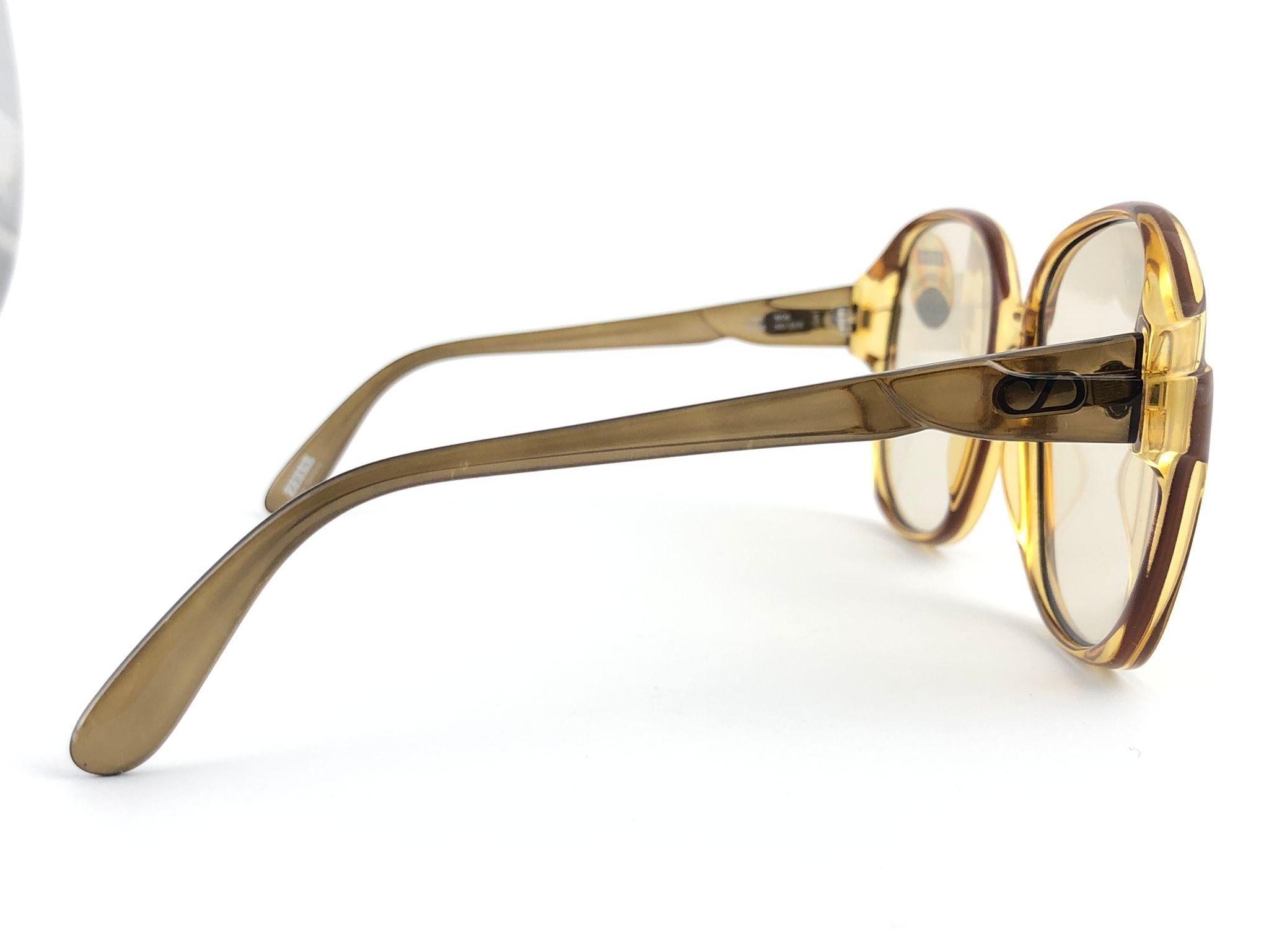 New vintage Zeiss oversized two tone amber frame.

Two shades of clear amber frame holding a pair of light changeable lenses.

Made in West Germany


MEASUREMENTS:

Front : 14.5 cms
Lens Height : 5.9 cms
Lens Width : 5.8 cms
Temples : 12.5 cms
