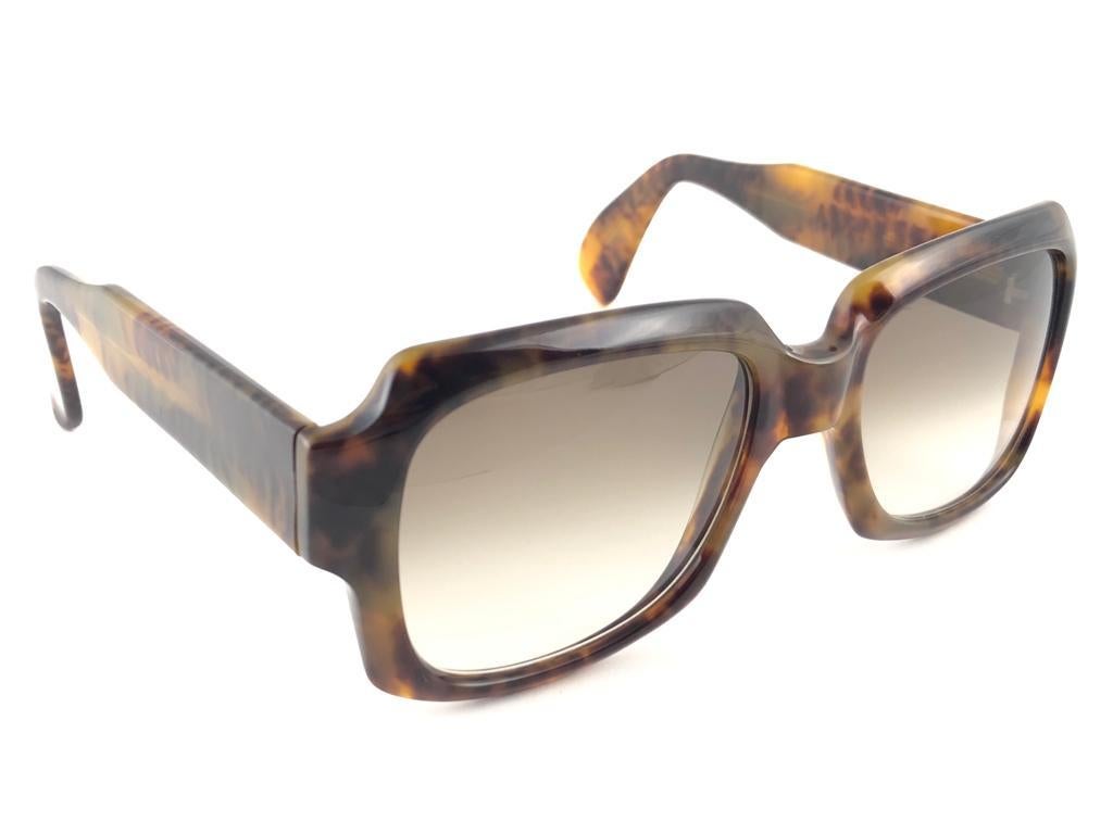 New vintage Zollitsch 249 418 tortoise robust oversized frame. Spotless brown gradient lenses.
This pair have slight wear on them due to to nearly 40 years of storage.  

FRONT : 14 CM
LENS  HEIGHT : 5.3 CMS
LENS WIDTH : 5 CMS
TEMPLES : 13 CMS
