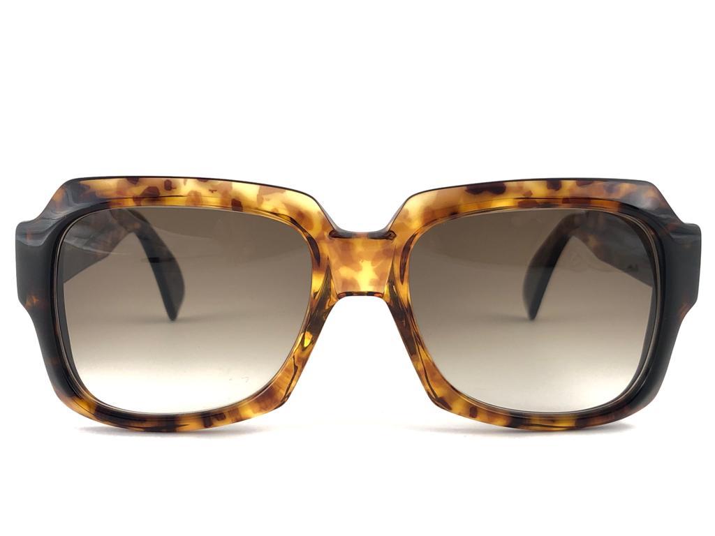 New vintage Zollitsch 249 420 tortoise robust oversized frame. Spotless brown gradient lenses.
This pair have slight wear on them due to to nearly 40 years of storage. 

FRONT : 14.5 CM
LENS HEIGHT : 4.5 CMS
LENS WIDTH : 5.3 CMS
TEMPLES : 14 CMS
