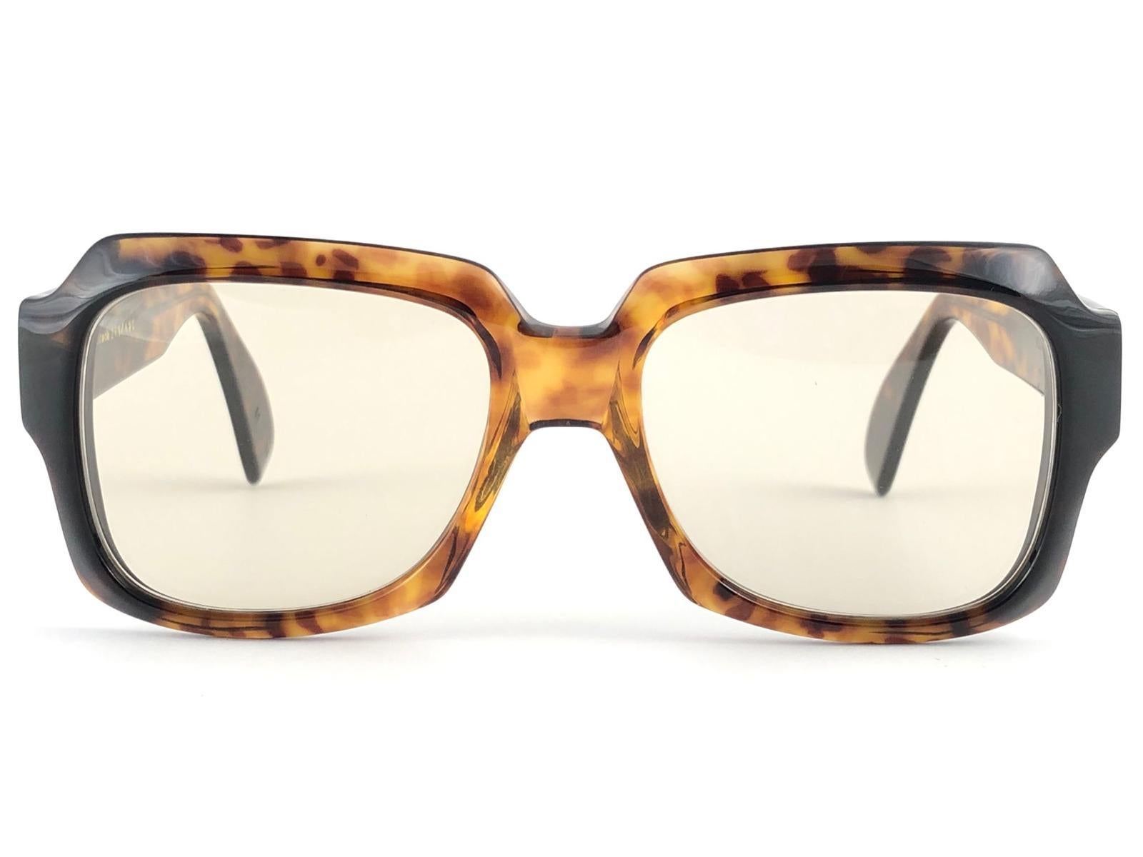 New vintage Zollitsch 301 tortoise robust oversized frame. Spotless medium green lenses.
This pair have slight wear on them due to to nearly 40 years of storage.  

FRONT : 14.5 CM
LENS  HEIGHT : 4.4 CMS
LENS WIDTH : 5.3 CMS
TEMPLES : 14 CMS
