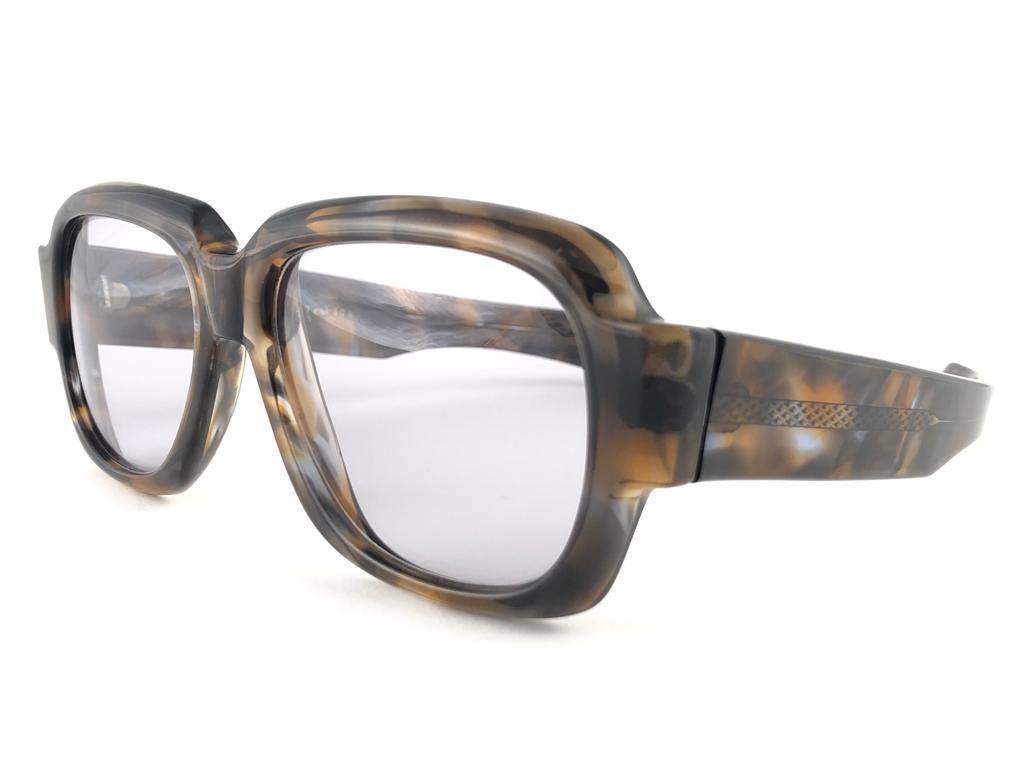New vintage Zollitsch 217 Col 304 robust oversized frame. Spotless light grey lenses.
This pair have slight wear on them due to to nearly 40 years of storage. 


FRONT : 15 CM
LENS HEIGHT : 4.2 CMS
LENS WIDTH : 5.3 CMS
TEMPLES : 14 CMS
