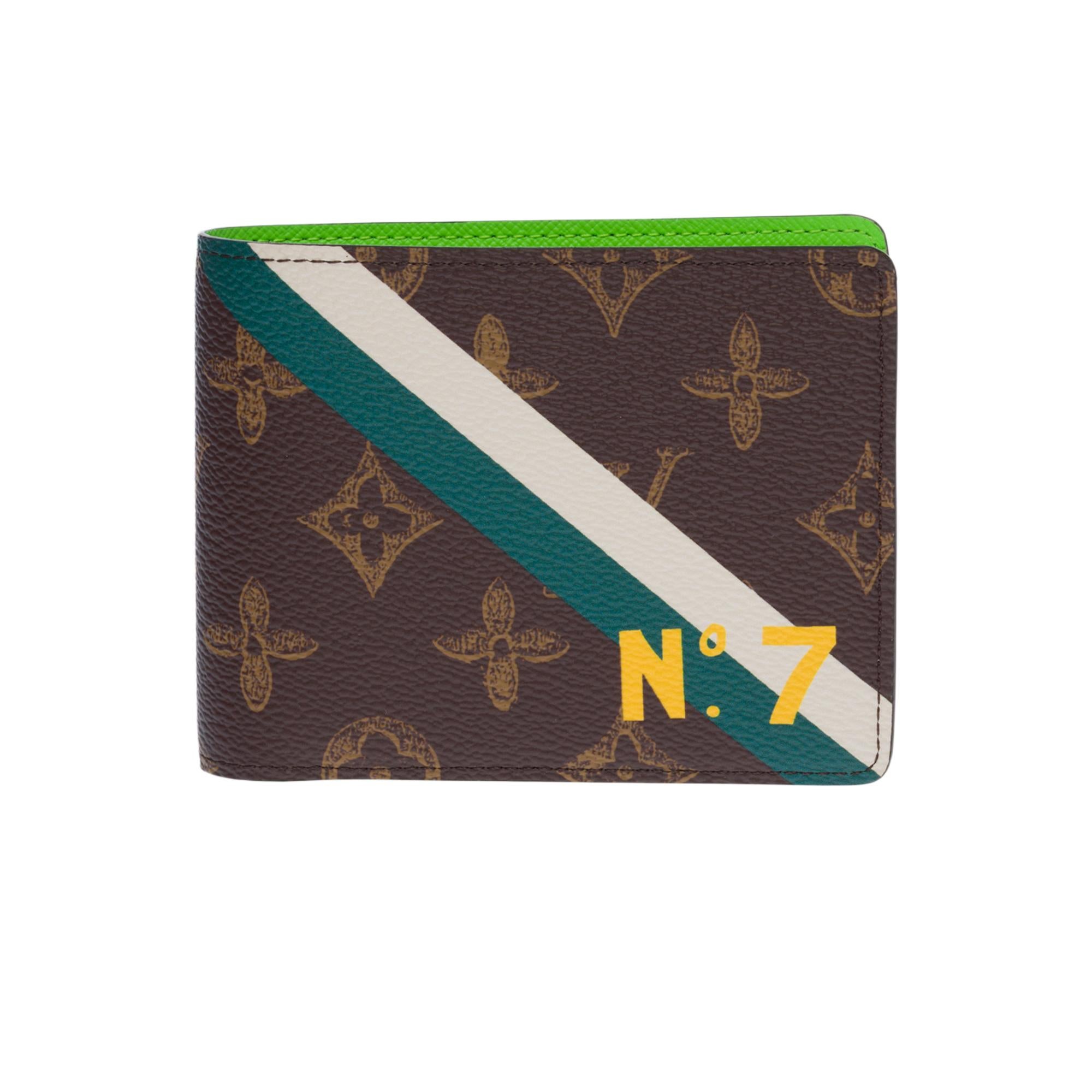 Based on Virgil Abloh's Trunk L'Œil theme, this Multiple wallet is made from traditional Monogram canvas with a slight variation: the pattern has an irregular appearance that gives it a vintage feel. The fluorescent lining gives it a modern look.