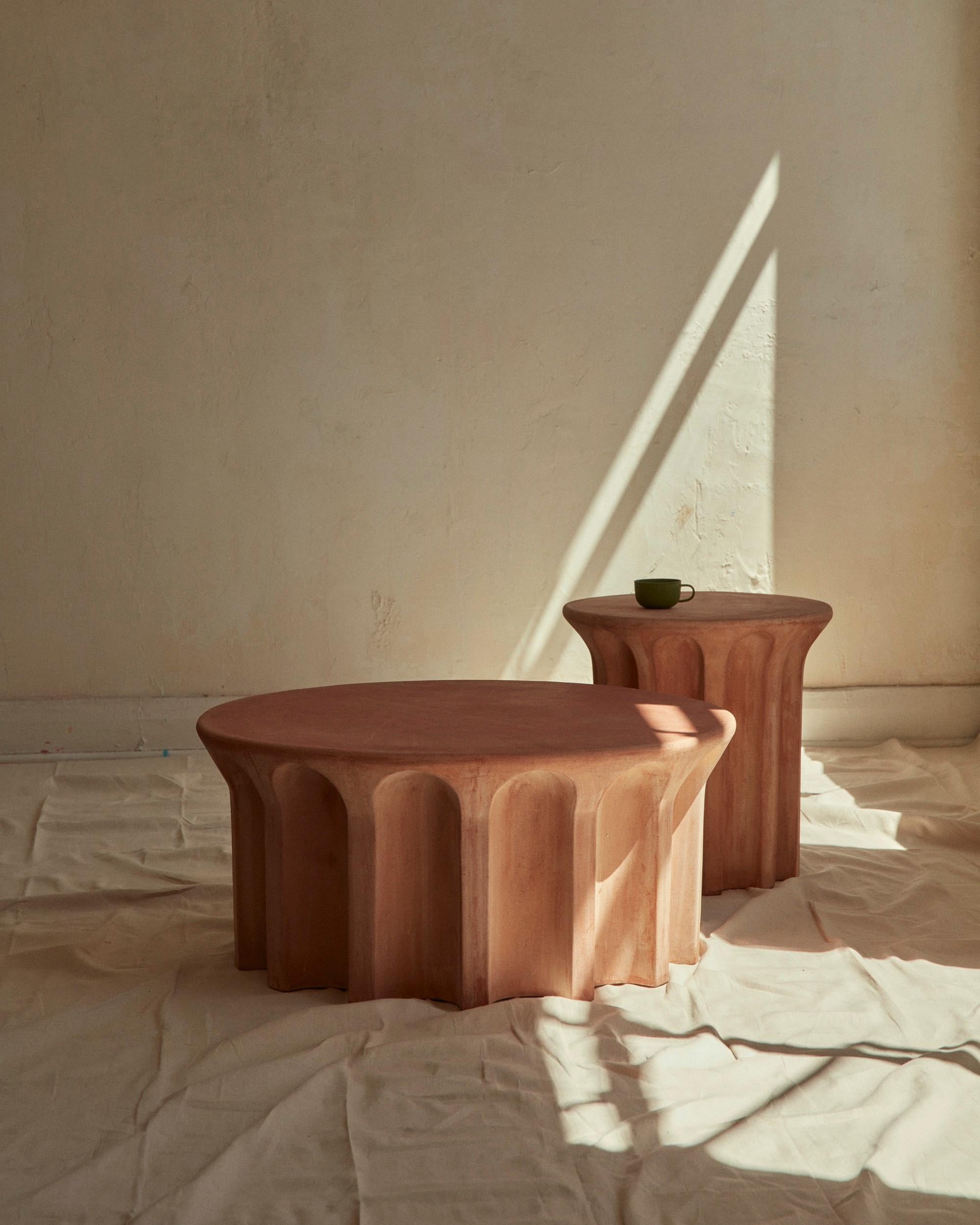 italien New Volumes Table basse en terre cuite Echo par Thomas Coward en vente