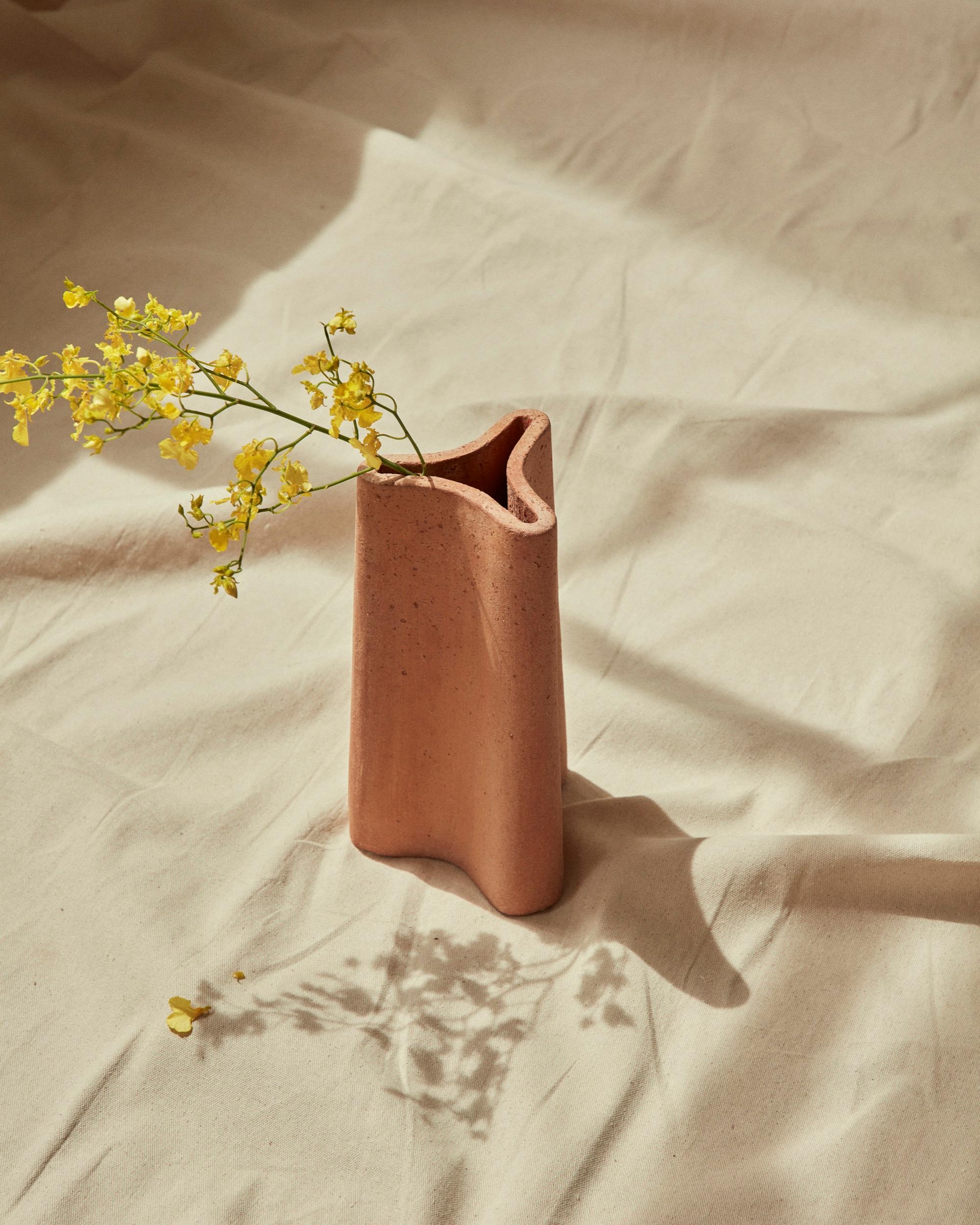 Un vase fluide, inspiré par les jarres à huile et à eau nervurées de Grèce. La forme en trois parties, semblable à un compartiment, est effilée pour la stabilité et nervurée pour la résistance.

La gamme comprend une version plus grande du
