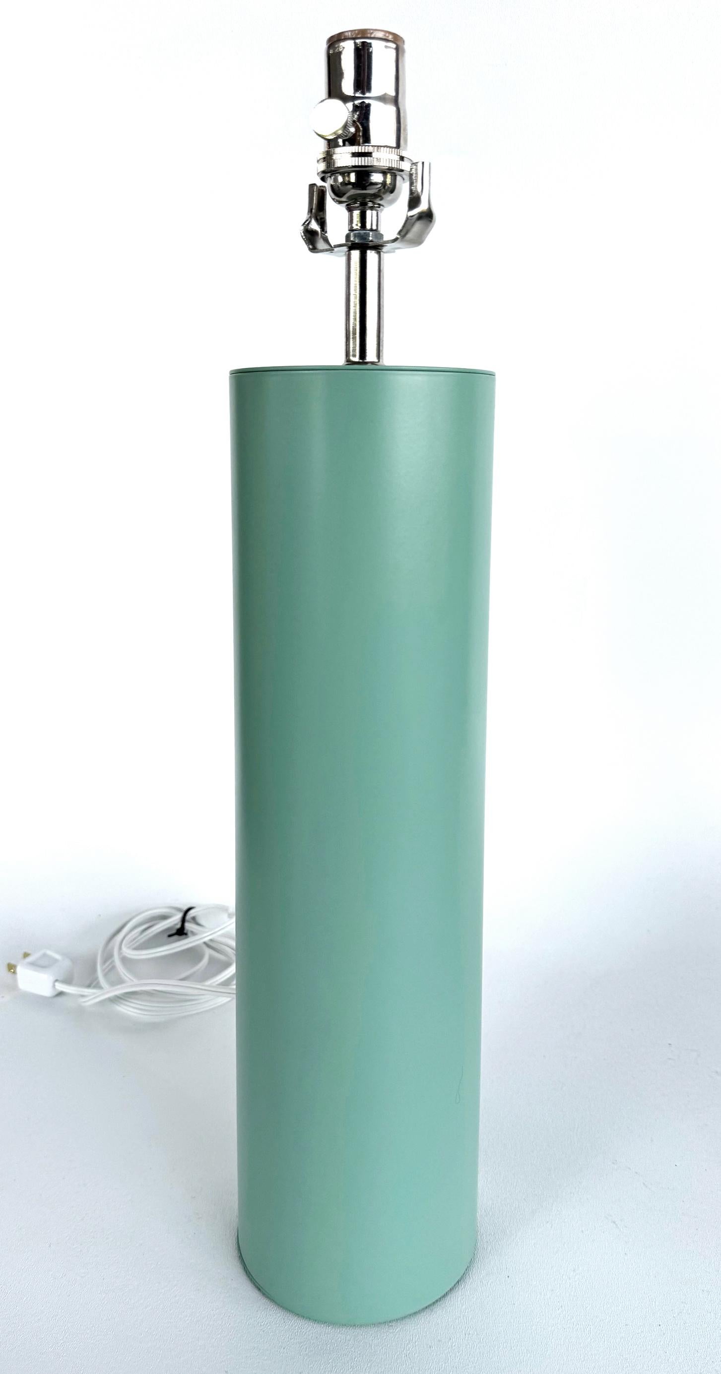 Postmoderno Nuove lampade da tavolo a cilindro in metallo in stile Von Nesson in verde, coppia in vendita