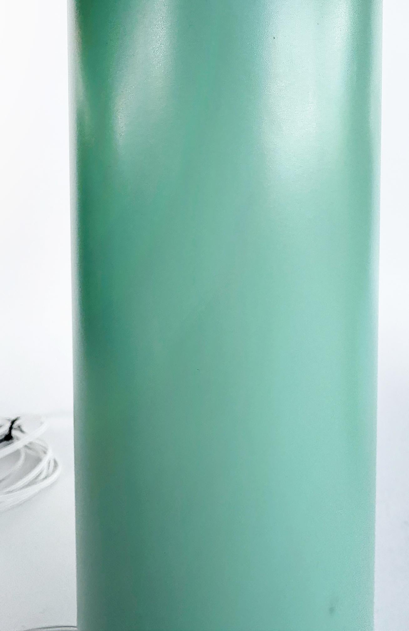 Americano Nuove lampade da tavolo a cilindro in metallo in stile Von Nesson in verde, coppia in vendita