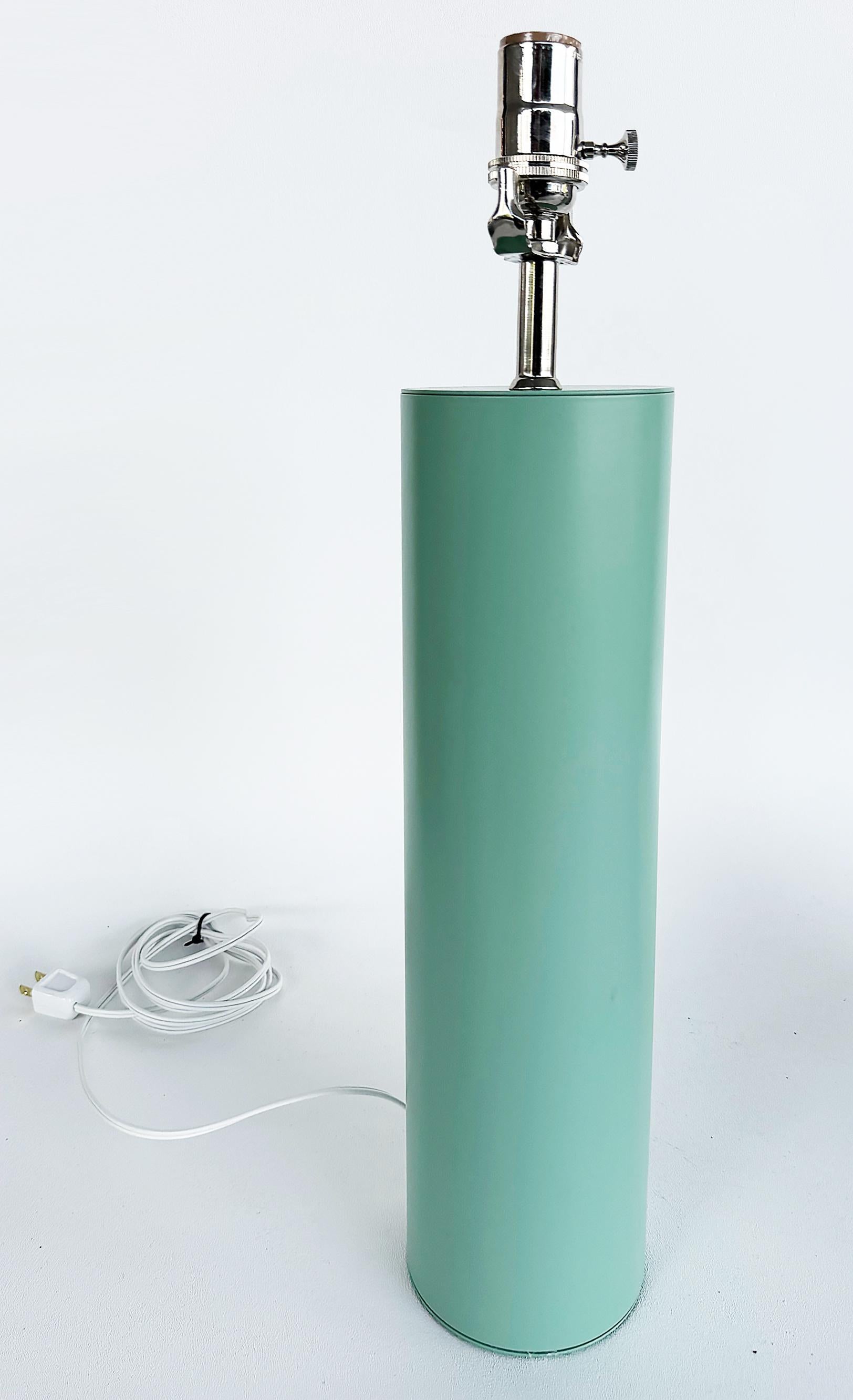 Dipinto Nuove lampade da tavolo a cilindro in metallo in stile Von Nesson in verde, coppia in vendita