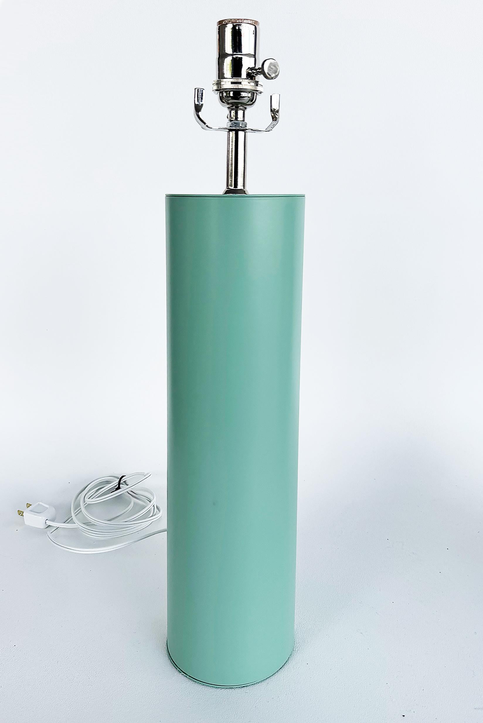 Nuove lampade da tavolo a cilindro in metallo in stile Von Nesson in verde, coppia In condizioni Nuovo in vendita a Miami, FL