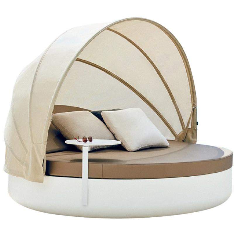 SEAT/BACK CUSHION NOT INCLUDED

Vela round daybed is a modulate system with an elementary prismatic geometry that bases its singularity in the balance of its proportions. 
Wheels assembly on the bottom to allow 360 degrees rotation.

Includes 1 side