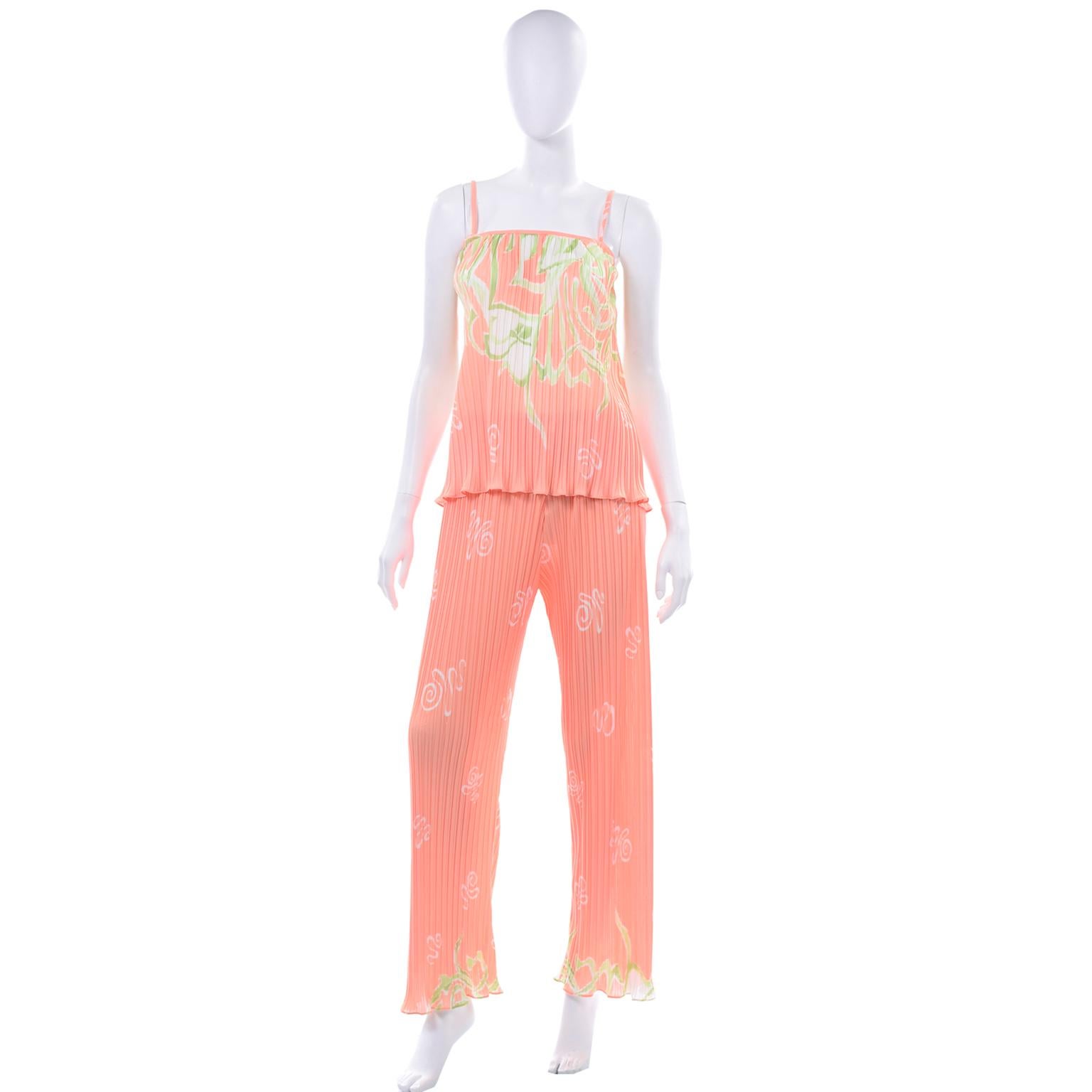 This is a 3 piece loungewear set from Bill Tice for Swirl with the original vintage Nordstrom price tag still attached.. We think that this lovely outfit could be worn as a daytime casual ensemble as well as loungewear! 
This set includes a sleep