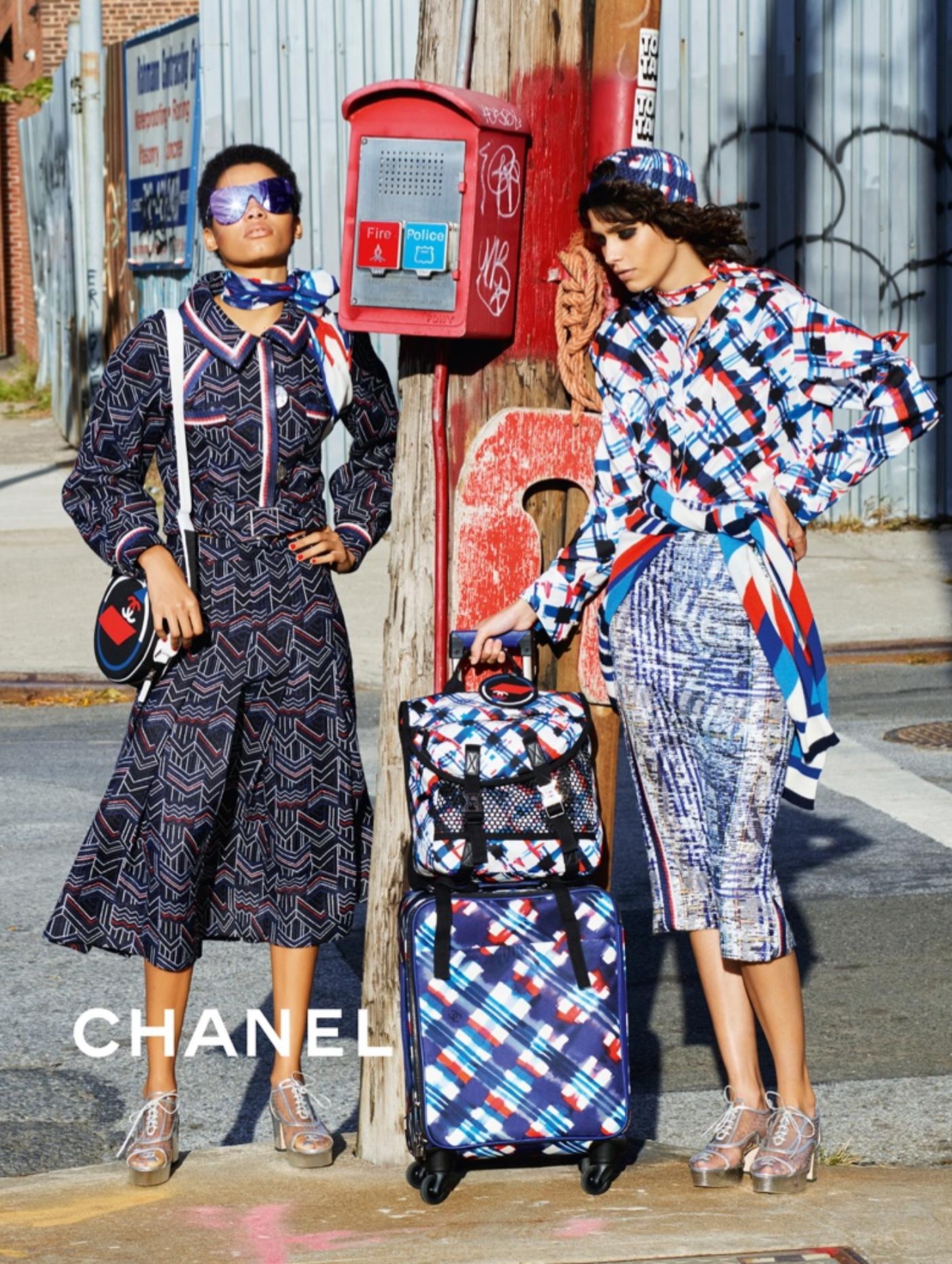 Seltener Karl Lagerfeld Chanel Frühjahr 2016 Laufsteg Anzug
Neu mit Tags
Kendall Jenner trug dieses Modell bei der ikonischen 