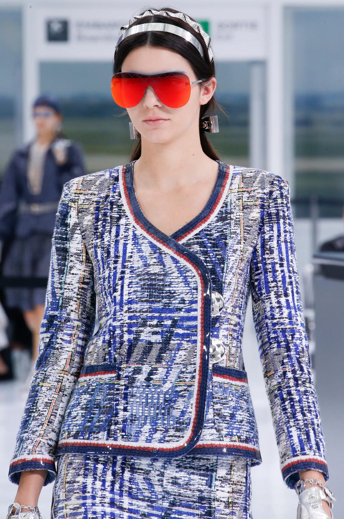 Neu mit Etiketten Chanel Frühjahr 2016 Kendall Jenner „Airport Runway Show“ Rock Anzug  Damen im Angebot