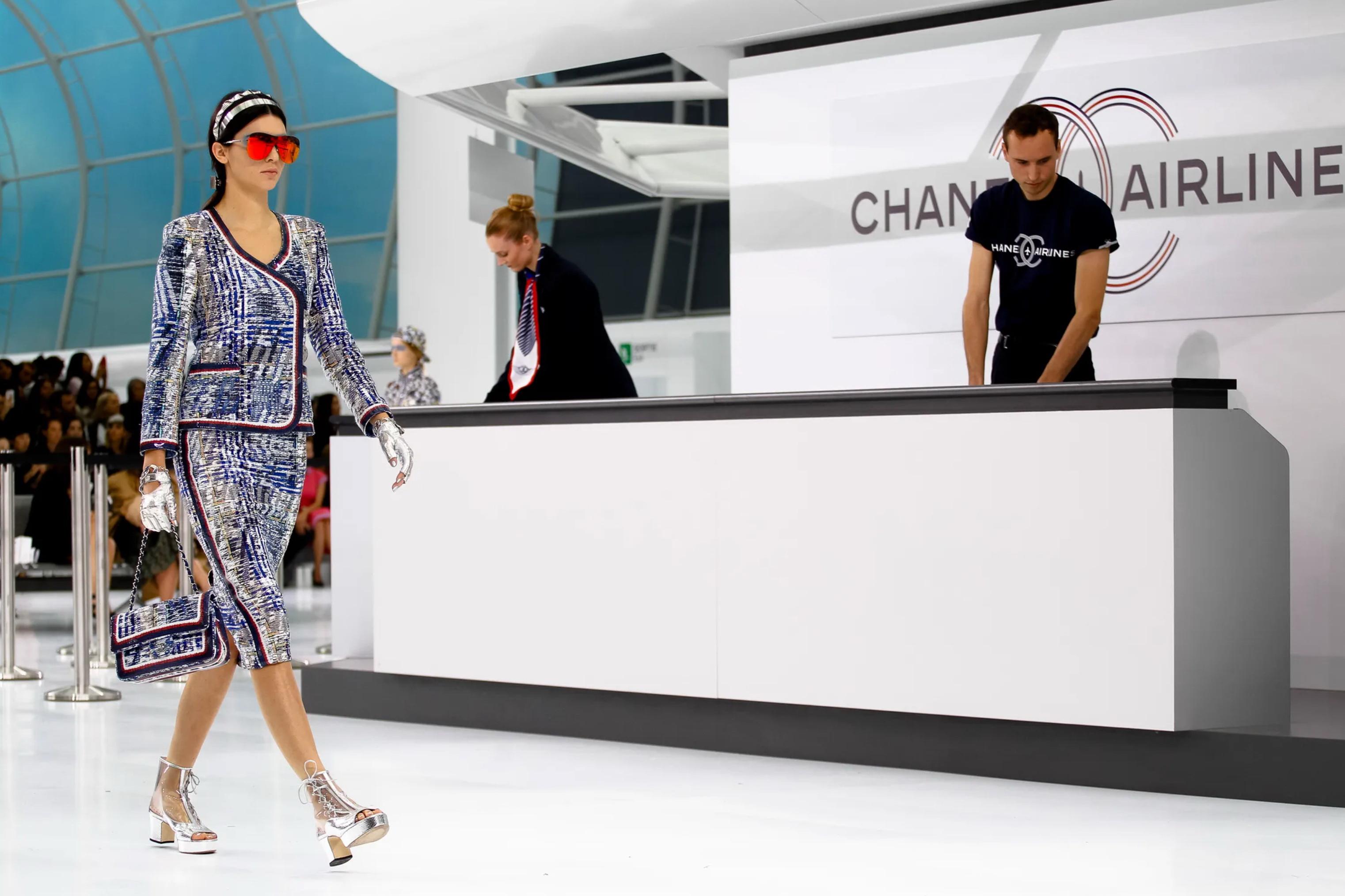 Neu mit Etiketten Chanel Frühjahr 2016 Kendall Jenner „Airport Runway Show“ Rock Anzug  im Angebot 1