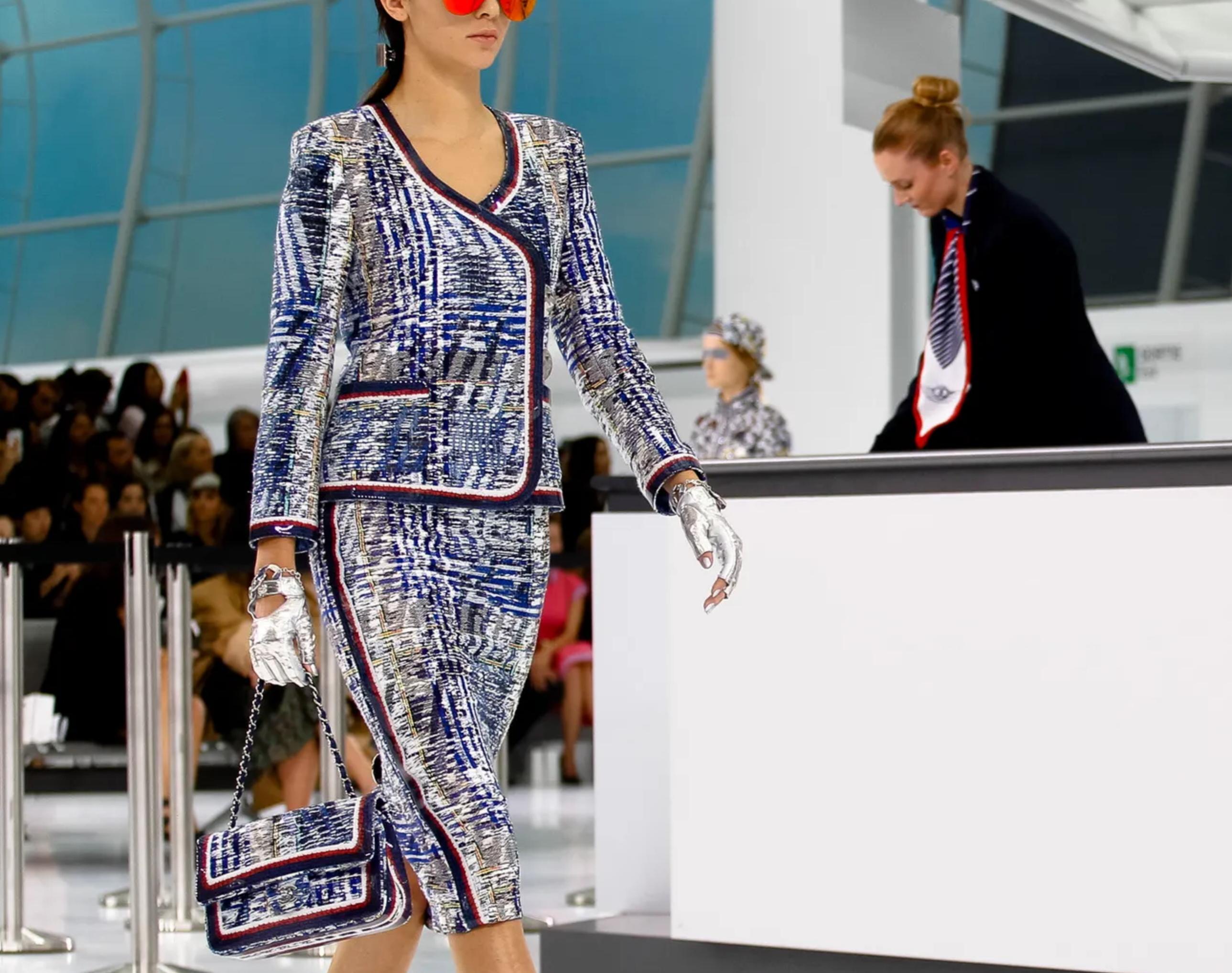 Neu mit Etiketten Chanel Frühjahr 2016 Kendall Jenner „Airport Runway Show“ Rock Anzug  im Angebot 5