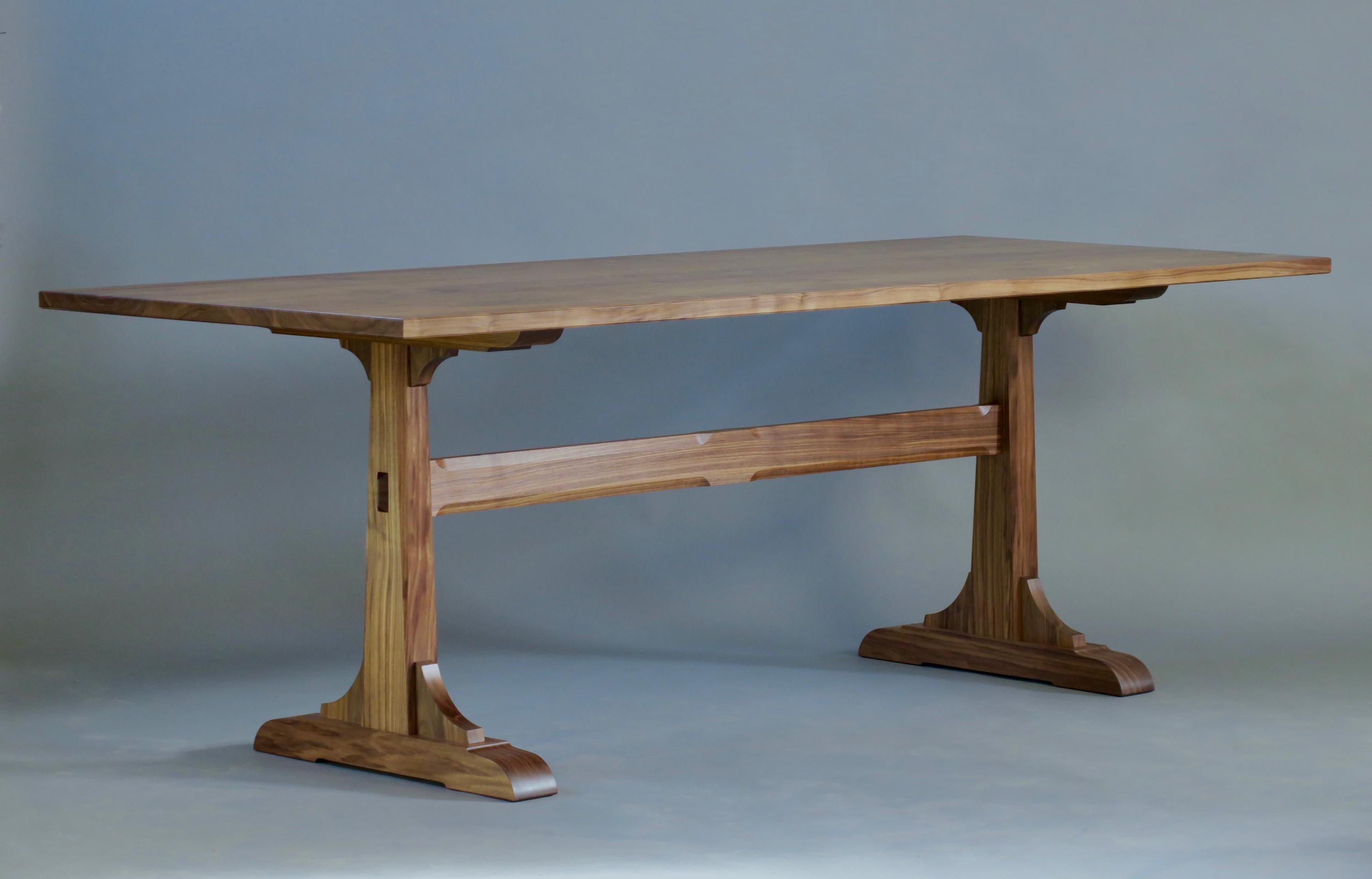 La table de salle à manger Granero est fabriquée en noyer de Pennsylvanie et présente une structure à tréteaux contemporaine. Il mesure 34