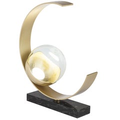 Nuova lampada da tavolo scultura fatta a mano "Wane/T" con lampadina in metallo e cristallo