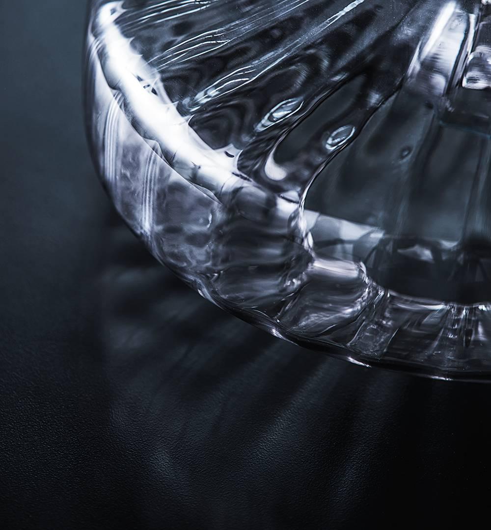 Dänisches Design
Wandleuchte aus mundgeblasenem Glas:: mundgeblasener Silberrand:: schwarz lackierter Sockel:: schwarzes Textilkabel. 

Spezifikationen: Ø 10