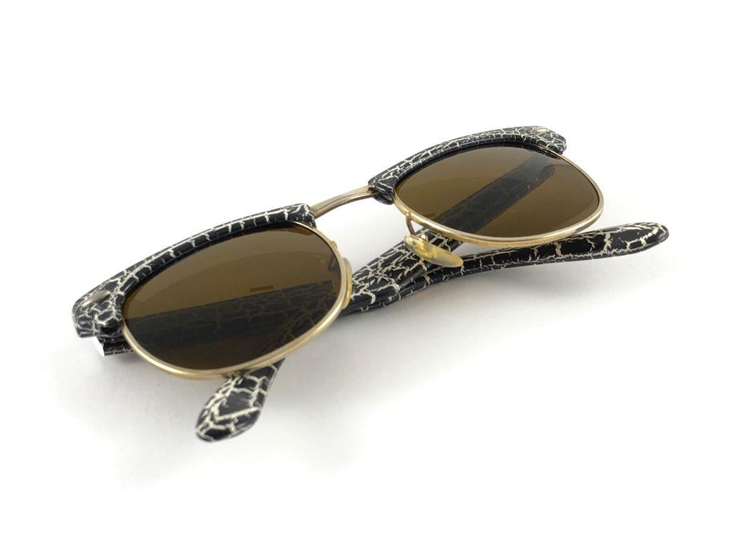 New Wayfarer Textured Black & White Lenses 1980's Sunglasses For Sale 5