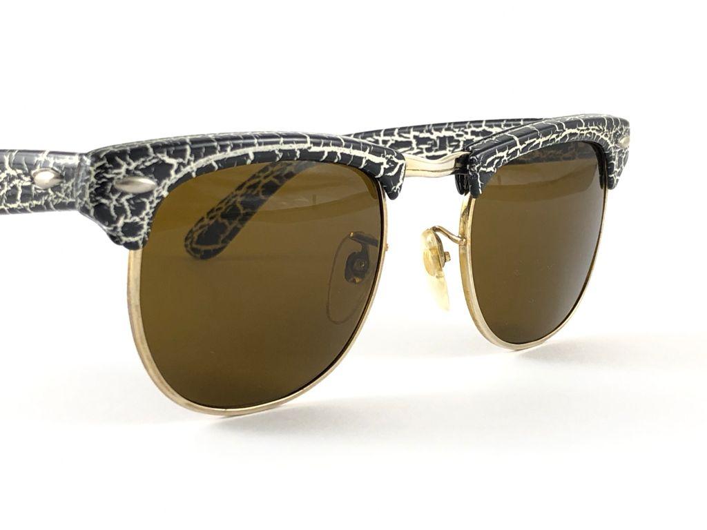 New Wayfarer Textured Black & White Lenses 1980's Sunglasses For Sale 1