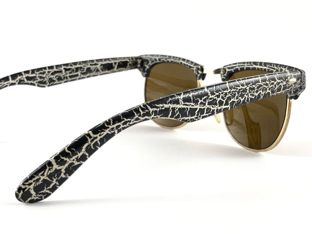 New Wayfarer Textured Black & White Lenses 1980's Sunglasses For Sale 3