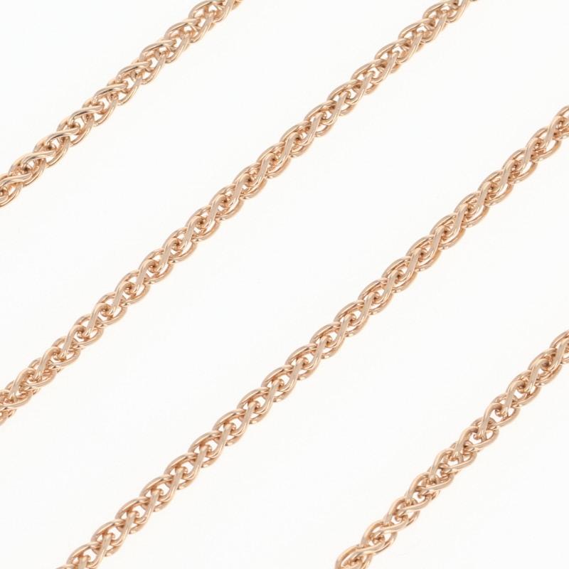 Fabriqué en or rose 14 carats, ce collier est façonné dans une chaîne de blé sophistiquée qui sera superbe portée seule, mettant en valeur un pendentif précieux, ou associée à d'autres colliers pour un style chic et superposé !  

Contenu métallique