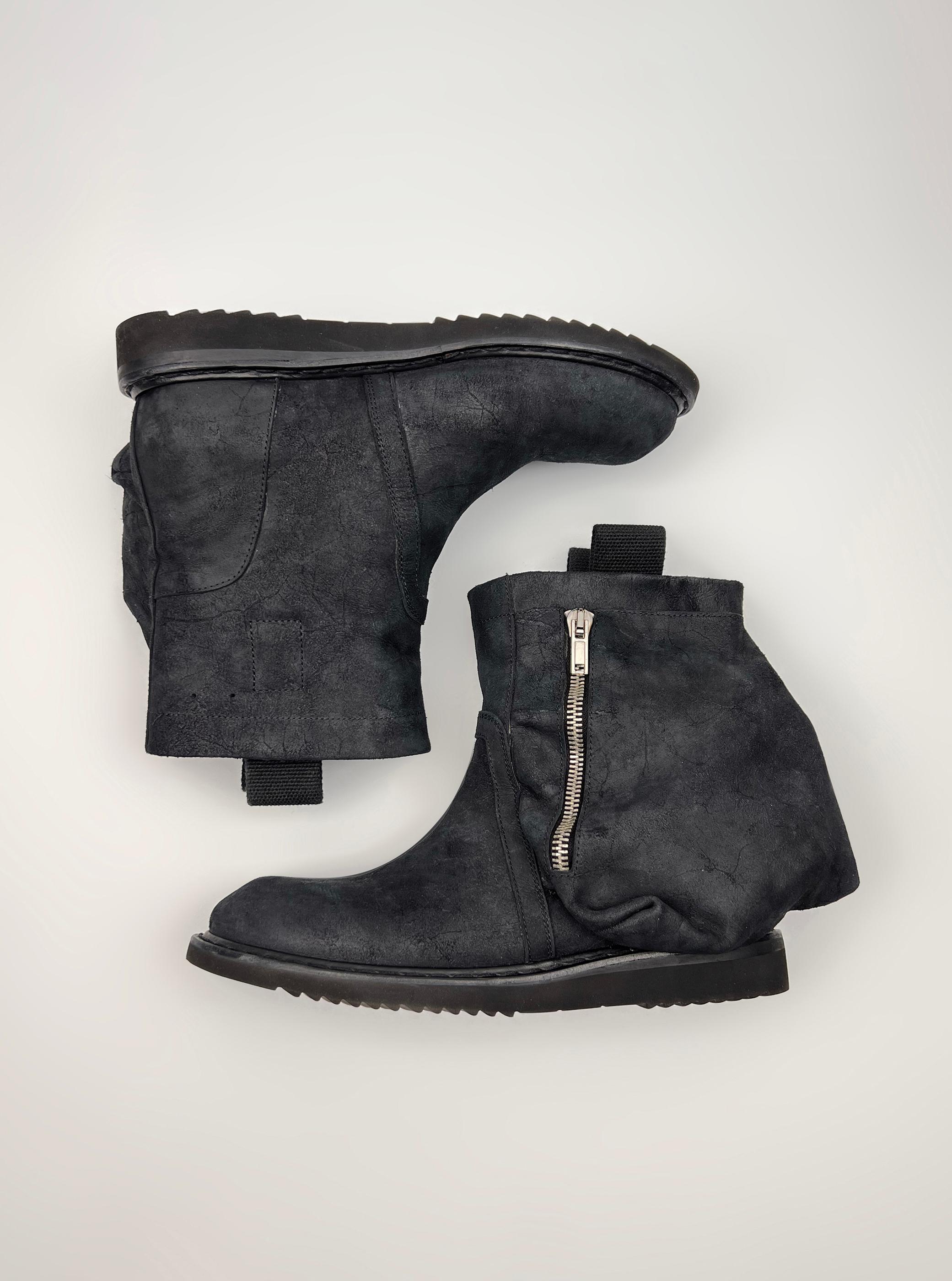 New with box
Rick Owens
cargo leather boots
runway collection: NASKA S/S 2012

 size IT44
made in Italy
color: black
zippers: Raccagni
composition: suede/leather/rubber/other materials


Measurements:
outsole ~ 32 cm
outsole width ~ 12 cm