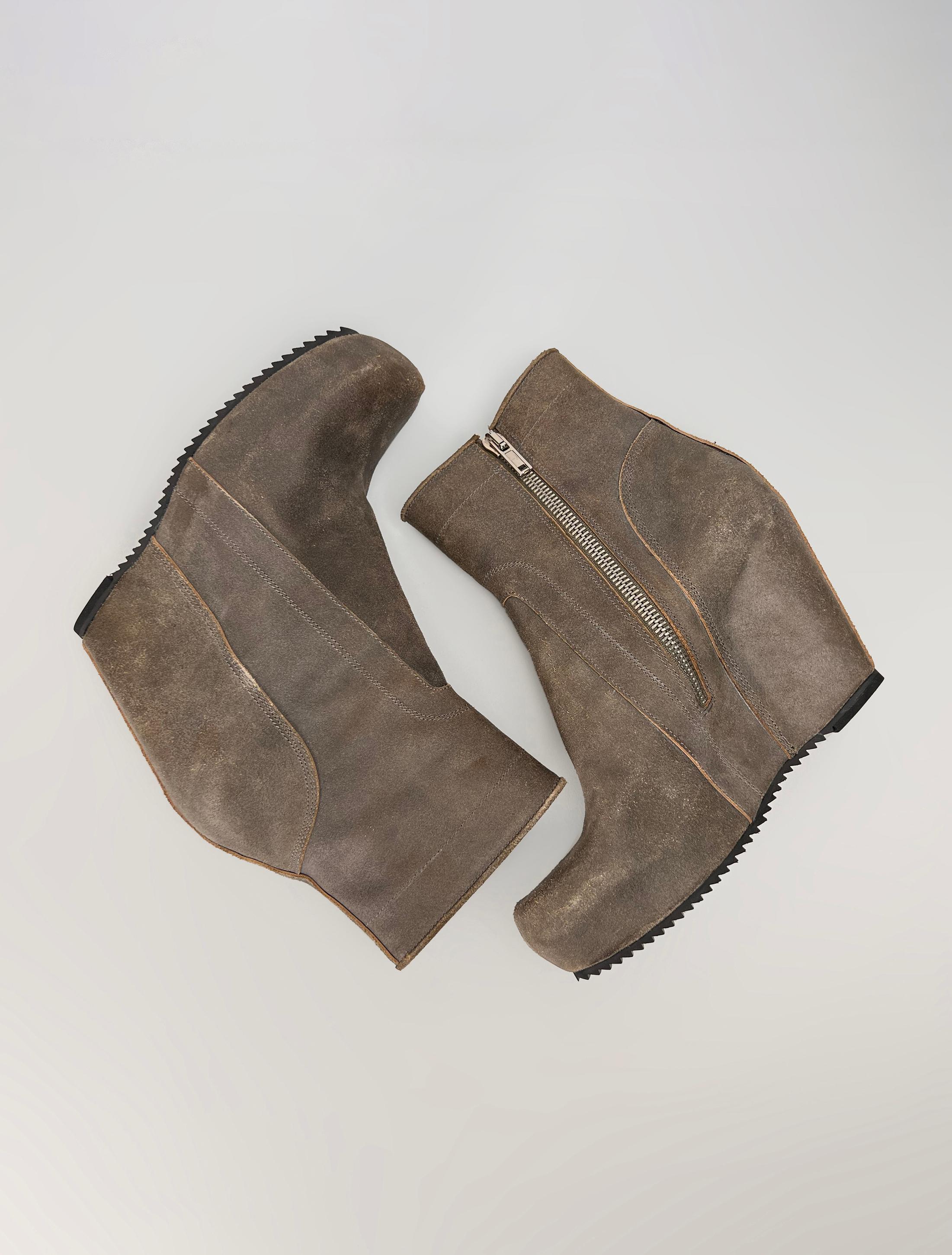 New with box
Rick Owens
wedge zipped leather boots
runway collection: GLEAM F/W 2010

 

size IT44
made in Italy
color: dark dust
code: RU 9870/LM
zippers: Raccagni
composition: suede/leather/rubber/other materials

 

Measurements:
insole ~ 29 cm