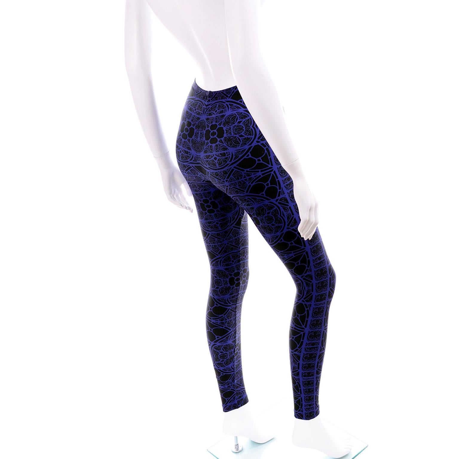 New With Tags Alexander McQueen Blue & Black Abstract Print Leggings In New Condition For Sale In Portland, OR